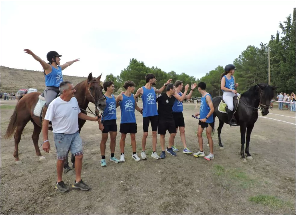 Los participantes en el evento saludando al público