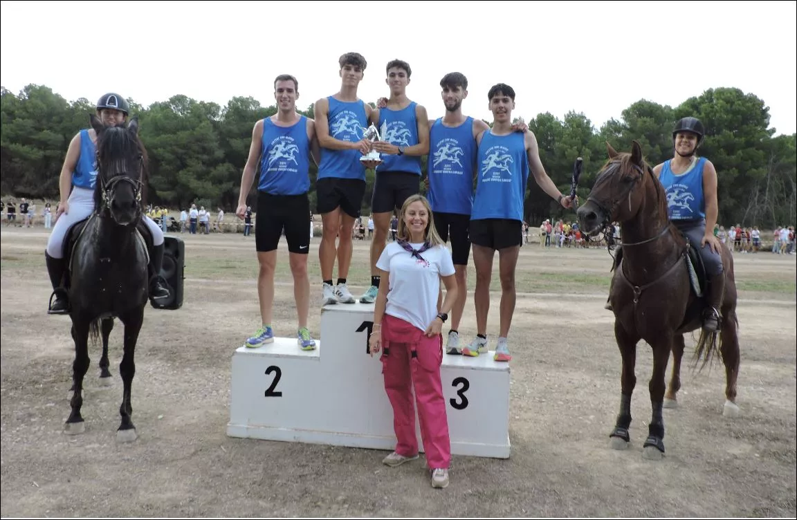La alcaldesa Arancha Barcos entrega el trofeo de campeones