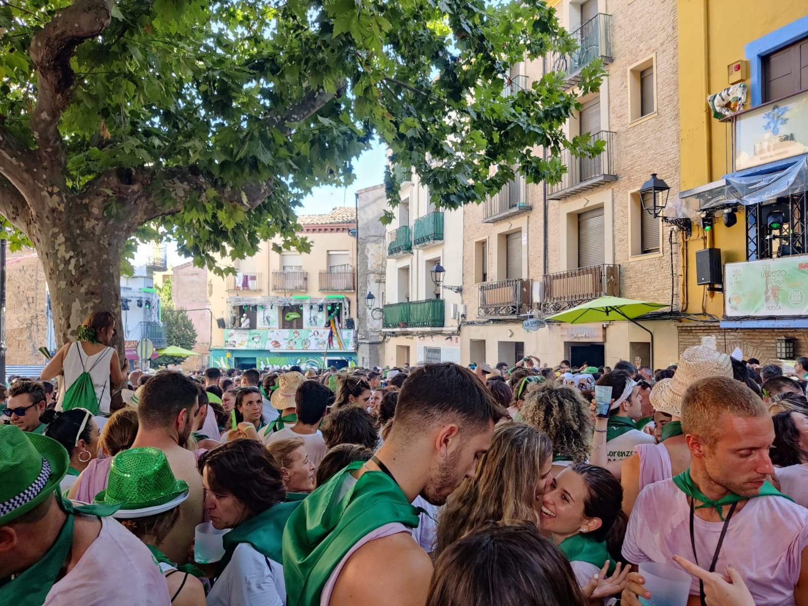 El ambiente continúa por toda la ciudad.
