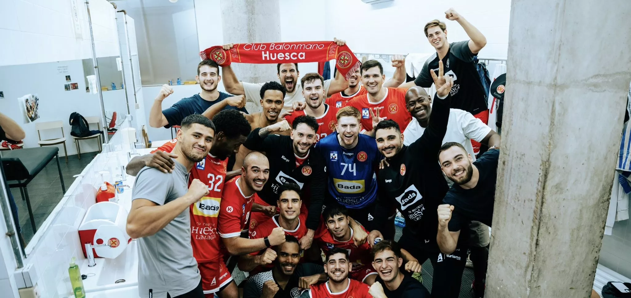Bada Huesca celebra la victoria ante Villa de Aranda. Nolasco, entrenador del Bada: "Teníamos que jugar nuestro partido y ha salido perfecto". Foto: Bada Huesca