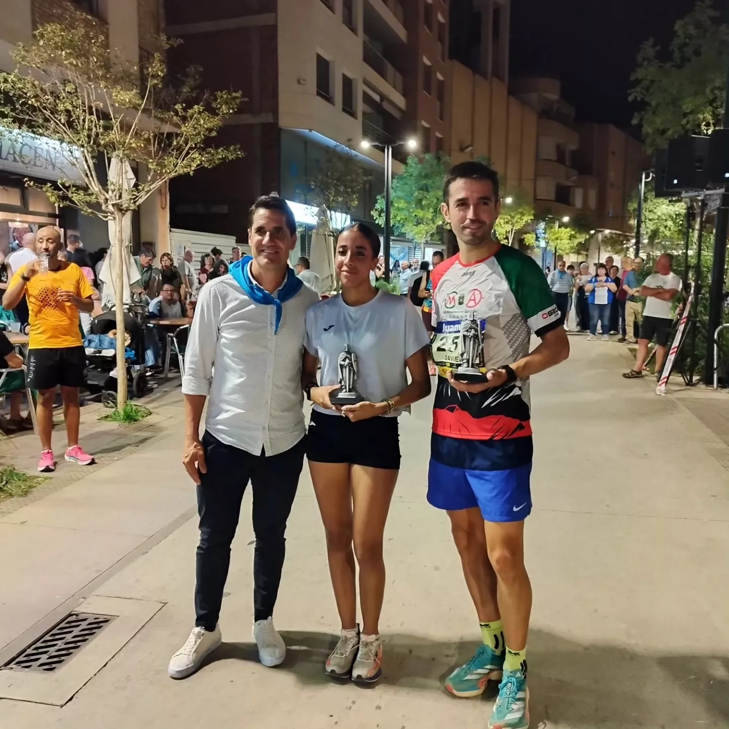 Los ganadores con Eliseo Martín, concejal de deportes.