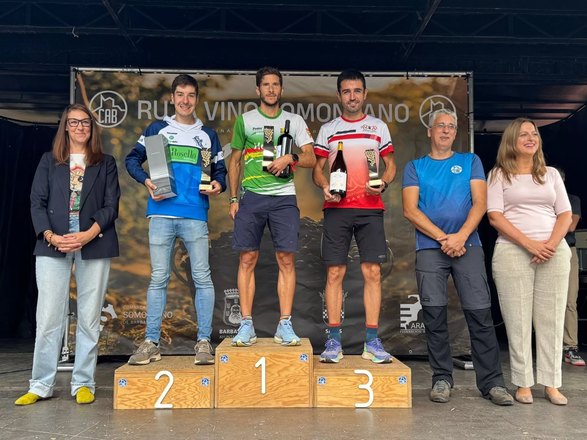 Pódium masculino con Fernando Esperanza como ganador del Medio Maratón Ruta Vino Somontano 2025. Pódium masculino con Fernando Esperanza como ganador del Medio Maratón Ruta Vino Somontano 2025.