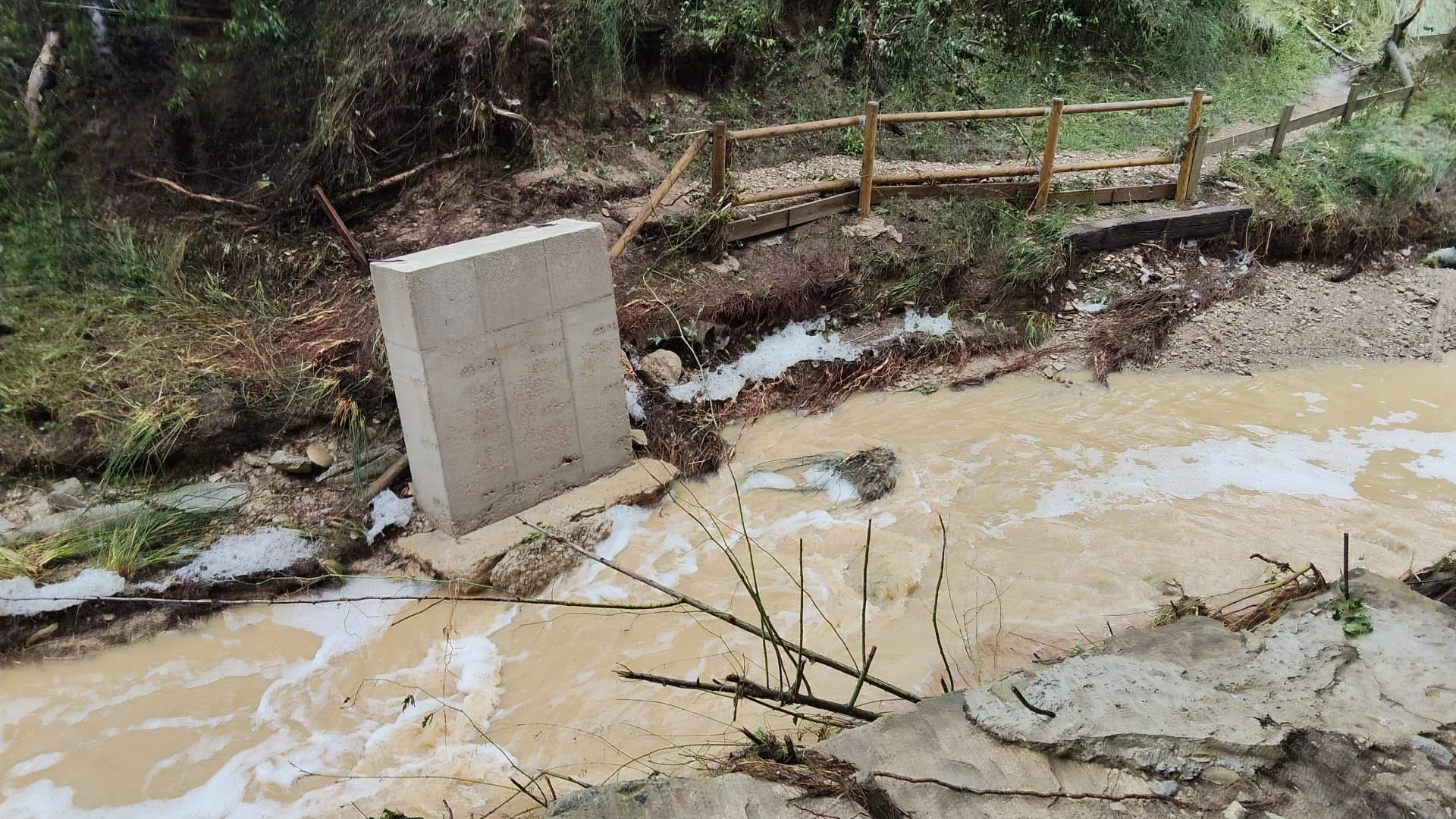 Daños causados por la tormenta en La Fontaneta de Ayerbe.