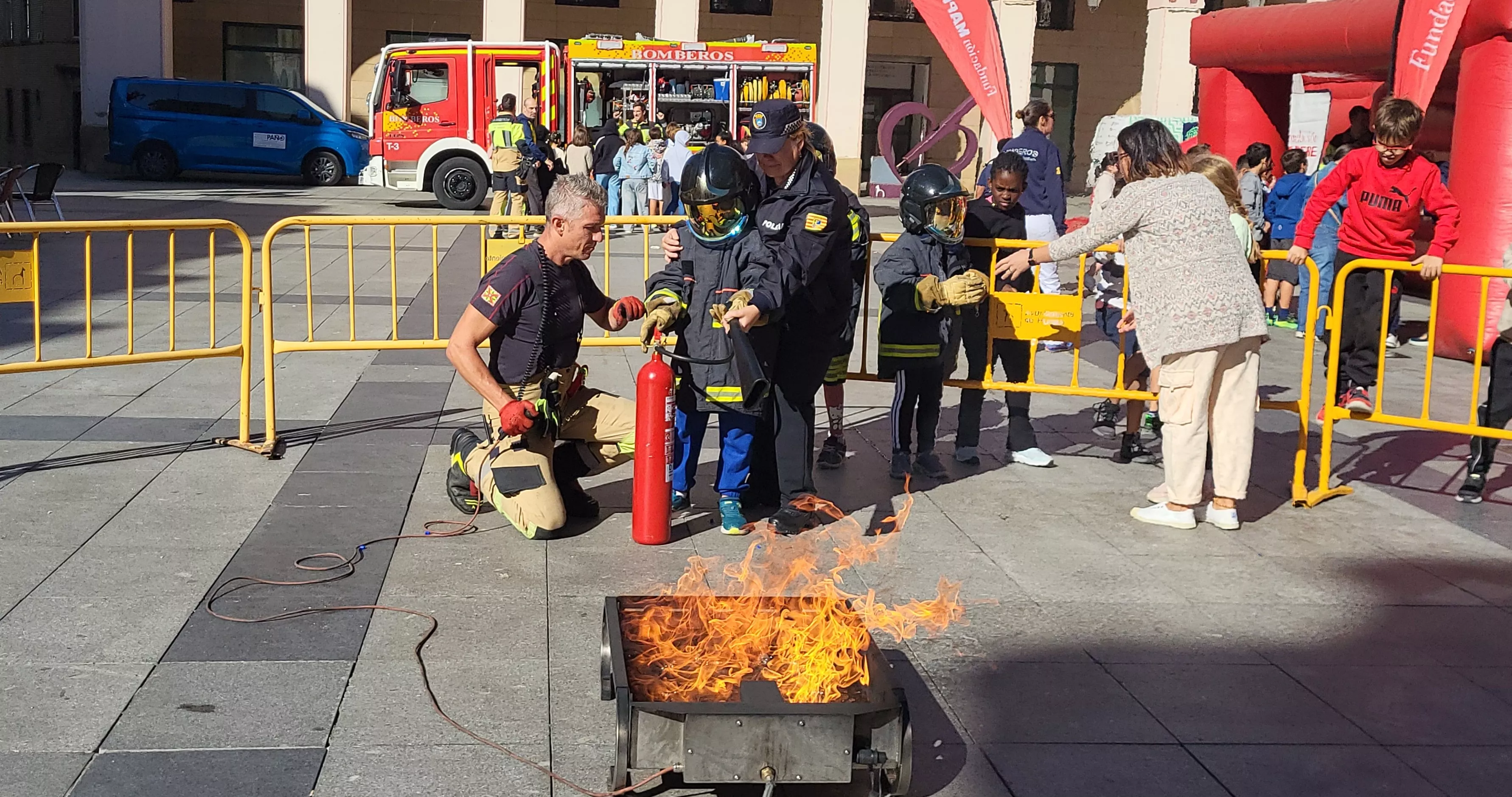 Los escolares de Huesca aprenden a prevenir y actuar ante incendios con los bomberos. Foto Mercedes Manterola Los escolares de Huesca aprenden a prevenir y actuar ante incendios con los bomberos. Foto Mercedes Manterola