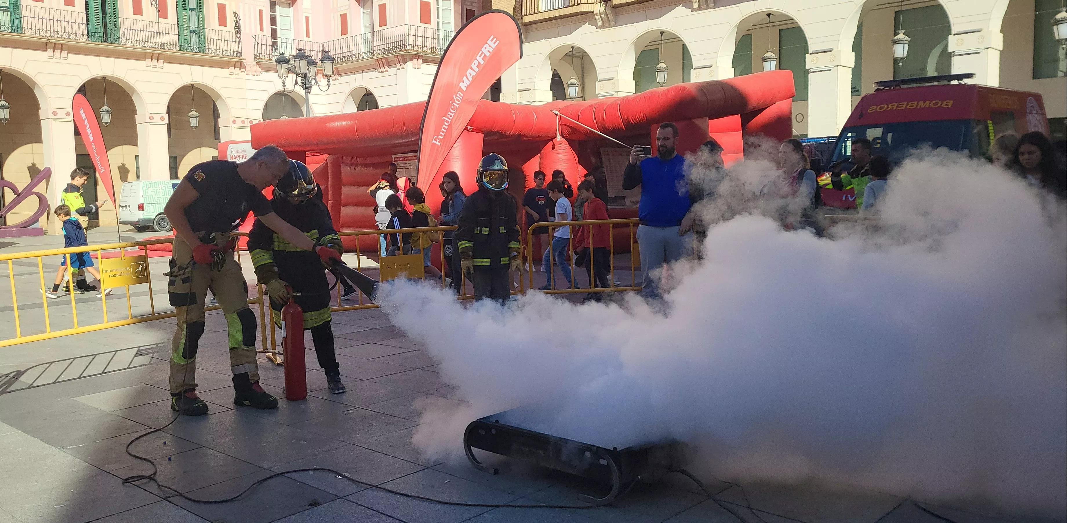 Escolares participan con los bomberos en las actividades de la Semana de Prevención de Incendios en Huesca. Foto Mercedes Manterola