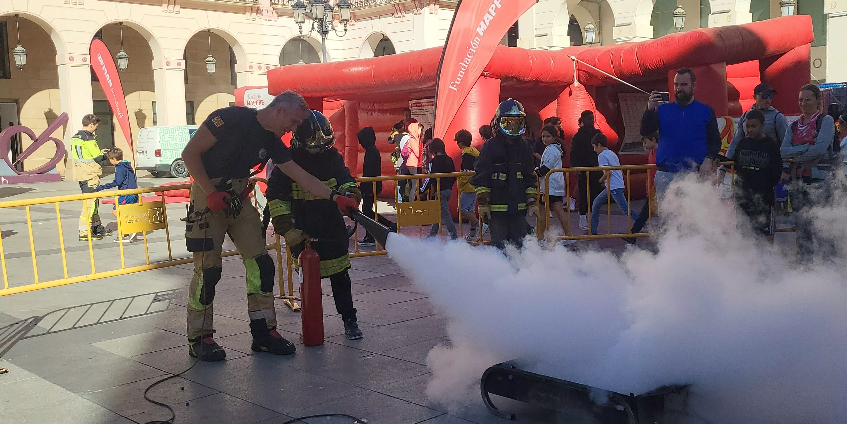 Escolares participan con los bomberos en las actividades de la Semana de Prevención de Incendios en Huesca. Foto Mercedes Manterola