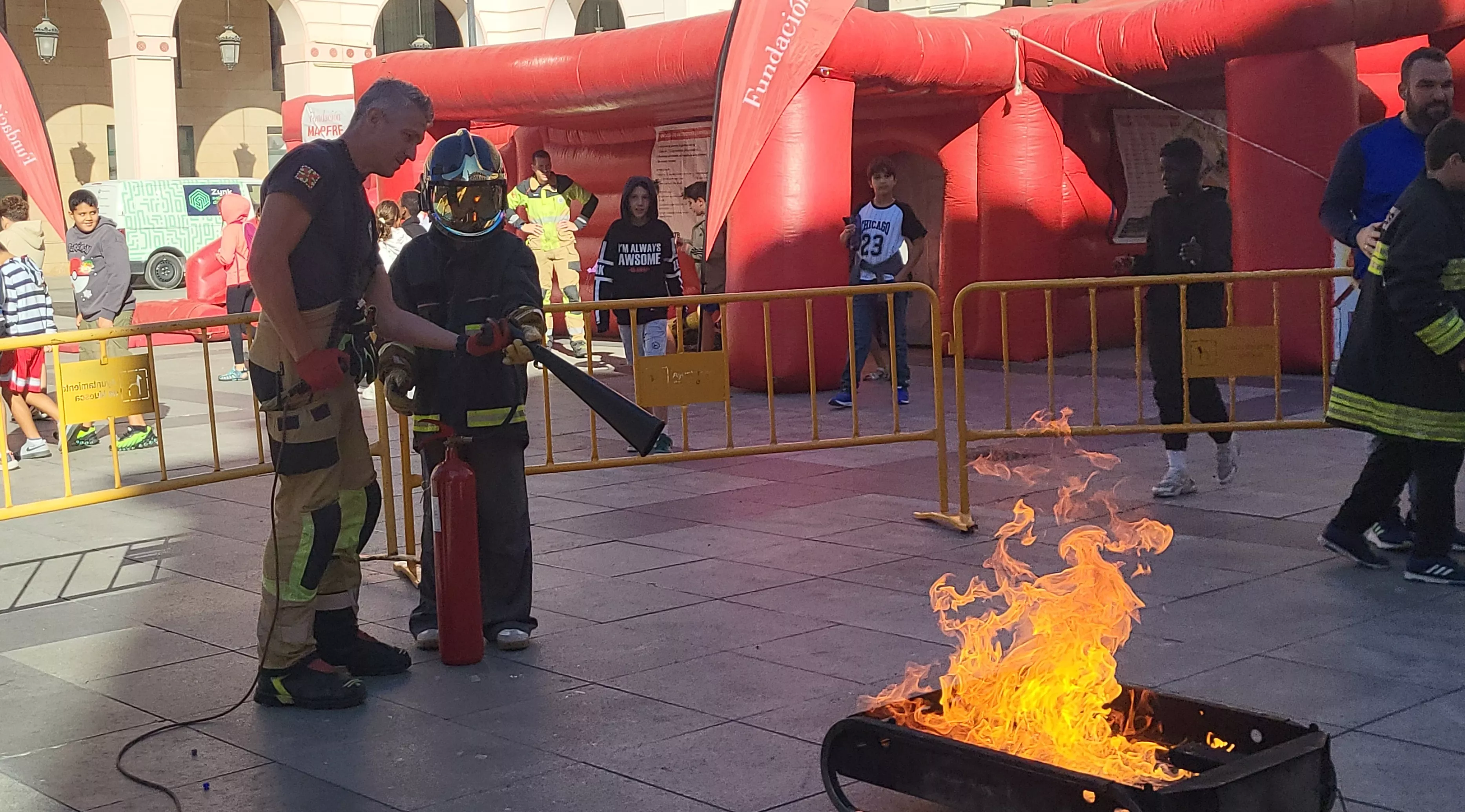 Escolares participan con los bomberos en las actividades de la Semana de Prevención de Incendios en Huesca. Foto Mercedes Manterola