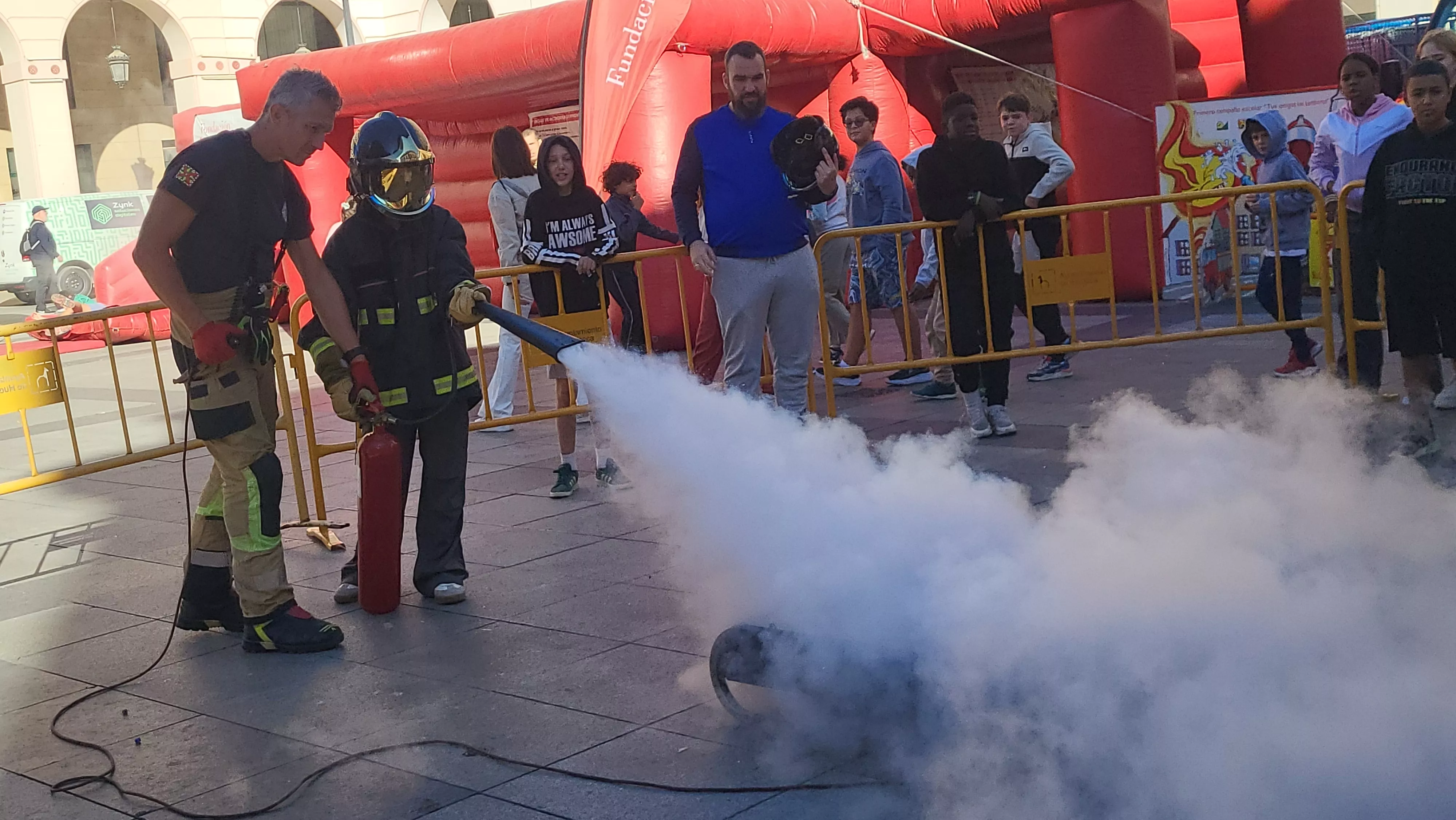 Escolares participan con los bomberos en las actividades de la Semana de Prevención de Incendios en Huesca. Foto Mercedes Manterola