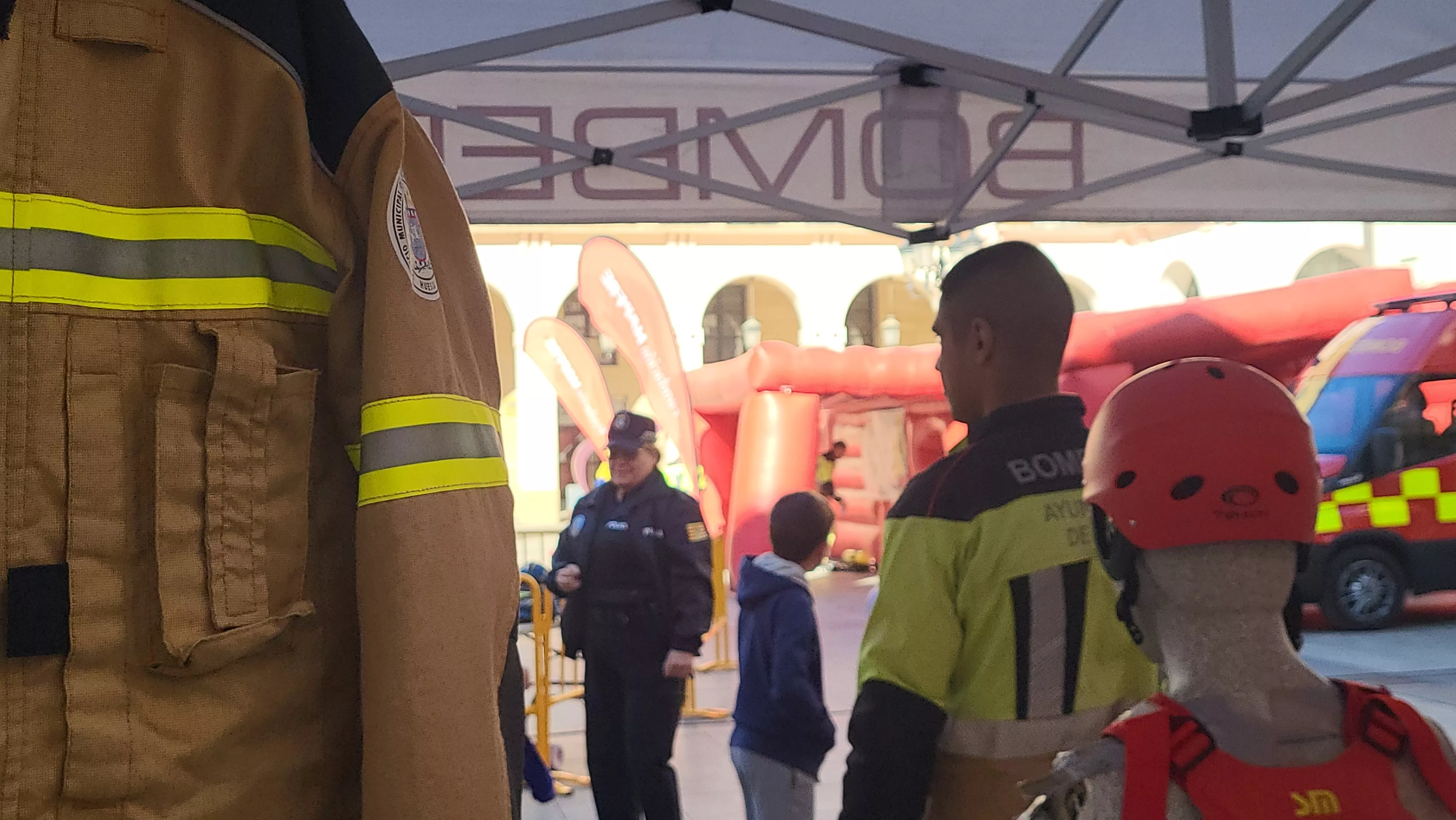 Escolares participan con los bomberos en las actividades de la Semana de Prevención de Incendios en Huesca. Foto Mercedes Manterola