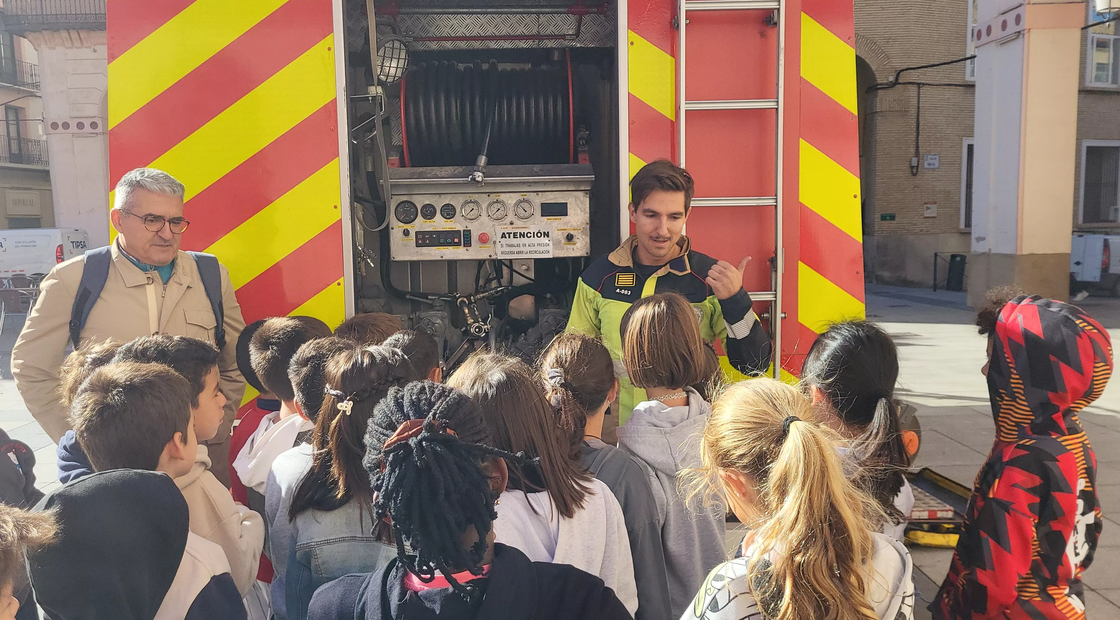 Escolares participan con los bomberos en las actividades de la Semana de Prevención de Incendios en Huesca. Foto Mercedes Manterola