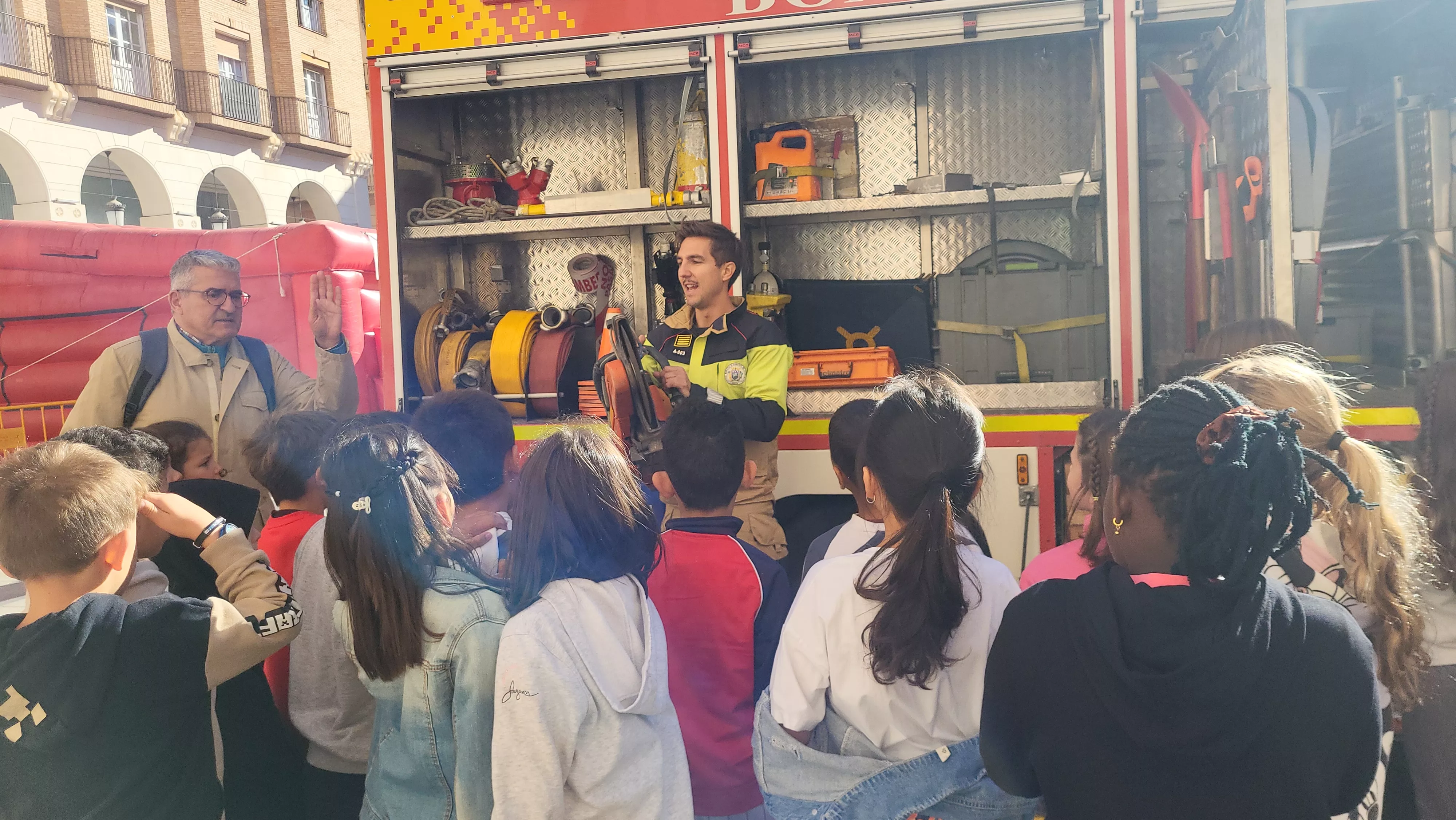 Escolares participan con los bomberos en las actividades de la Semana de Prevención de Incendios en Huesca. Foto Mercedes Manterola