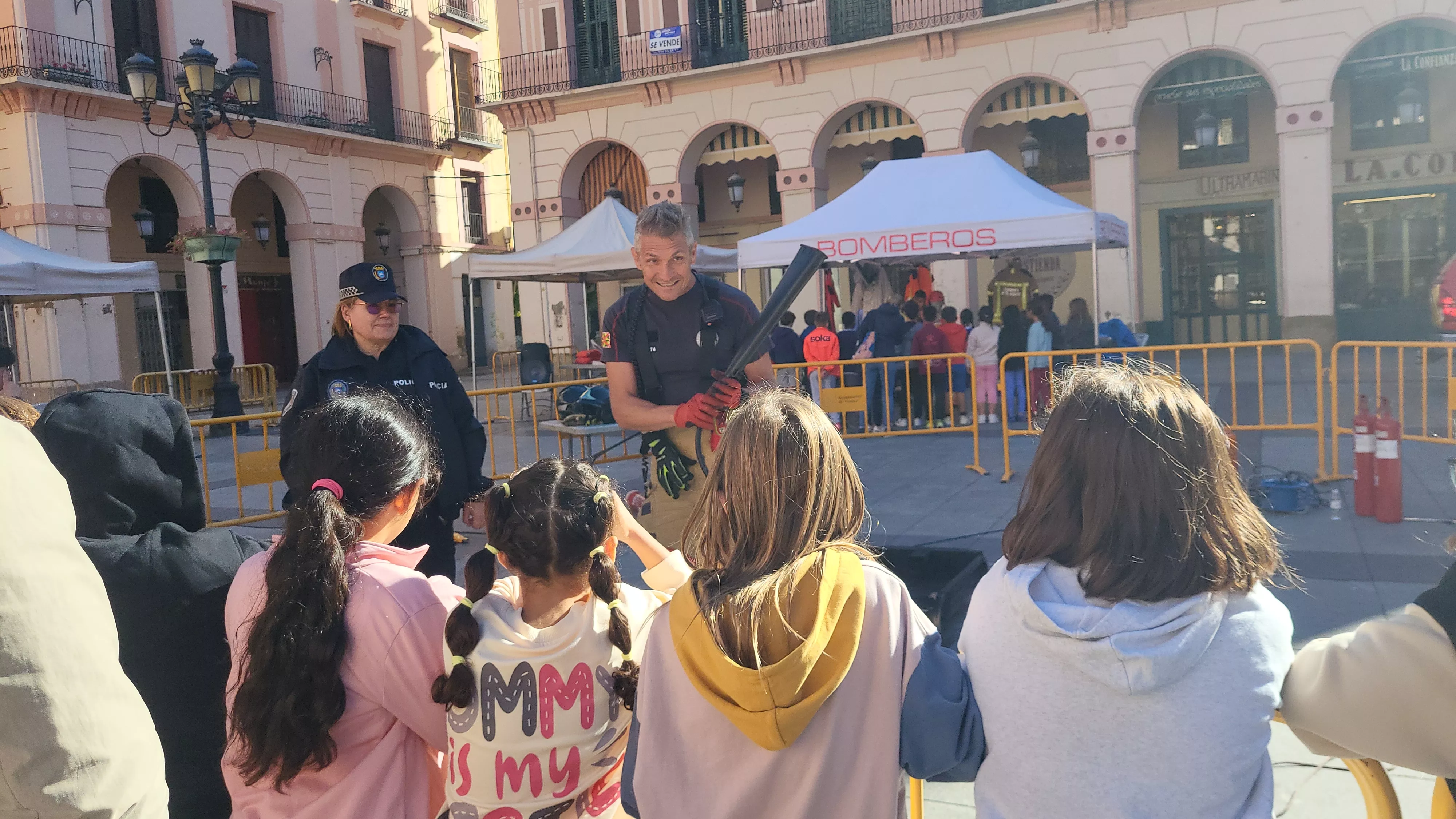Escolares participan con los bomberos en las actividades de la Semana de Prevención de Incendios en Huesca. Foto Mercedes Manterola