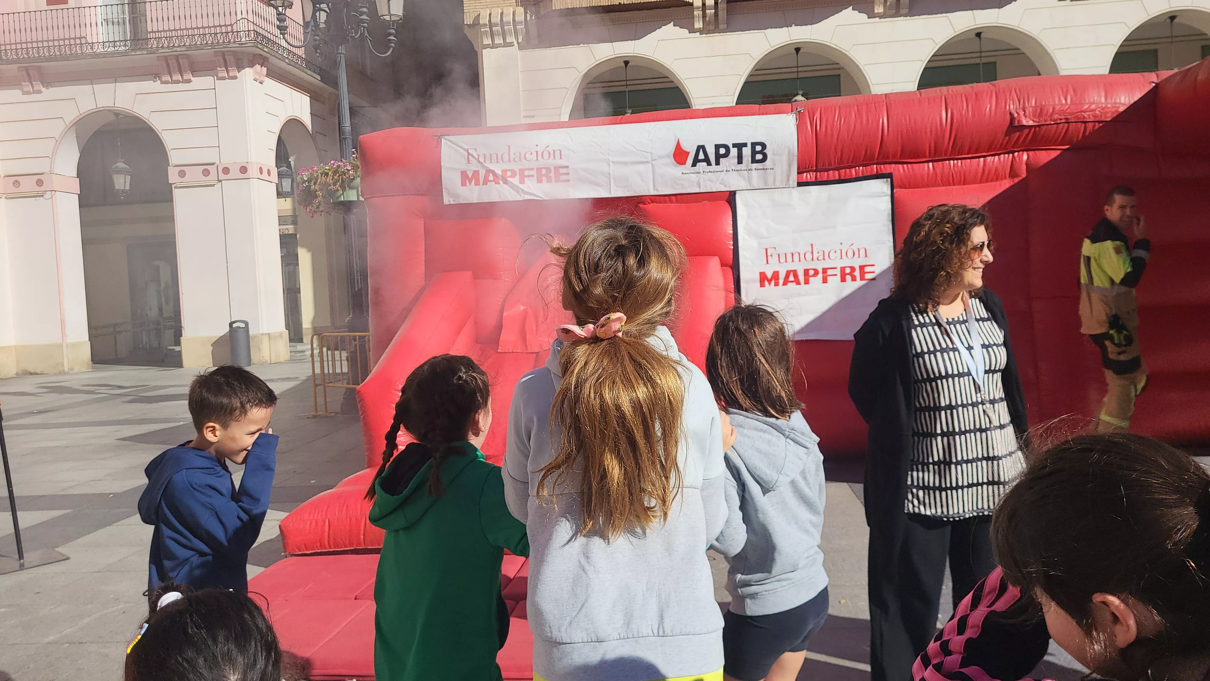 Escolares participan con los bomberos en las actividades de la Semana de Prevención de Incendios en Huesca. Foto Mercedes Manterola