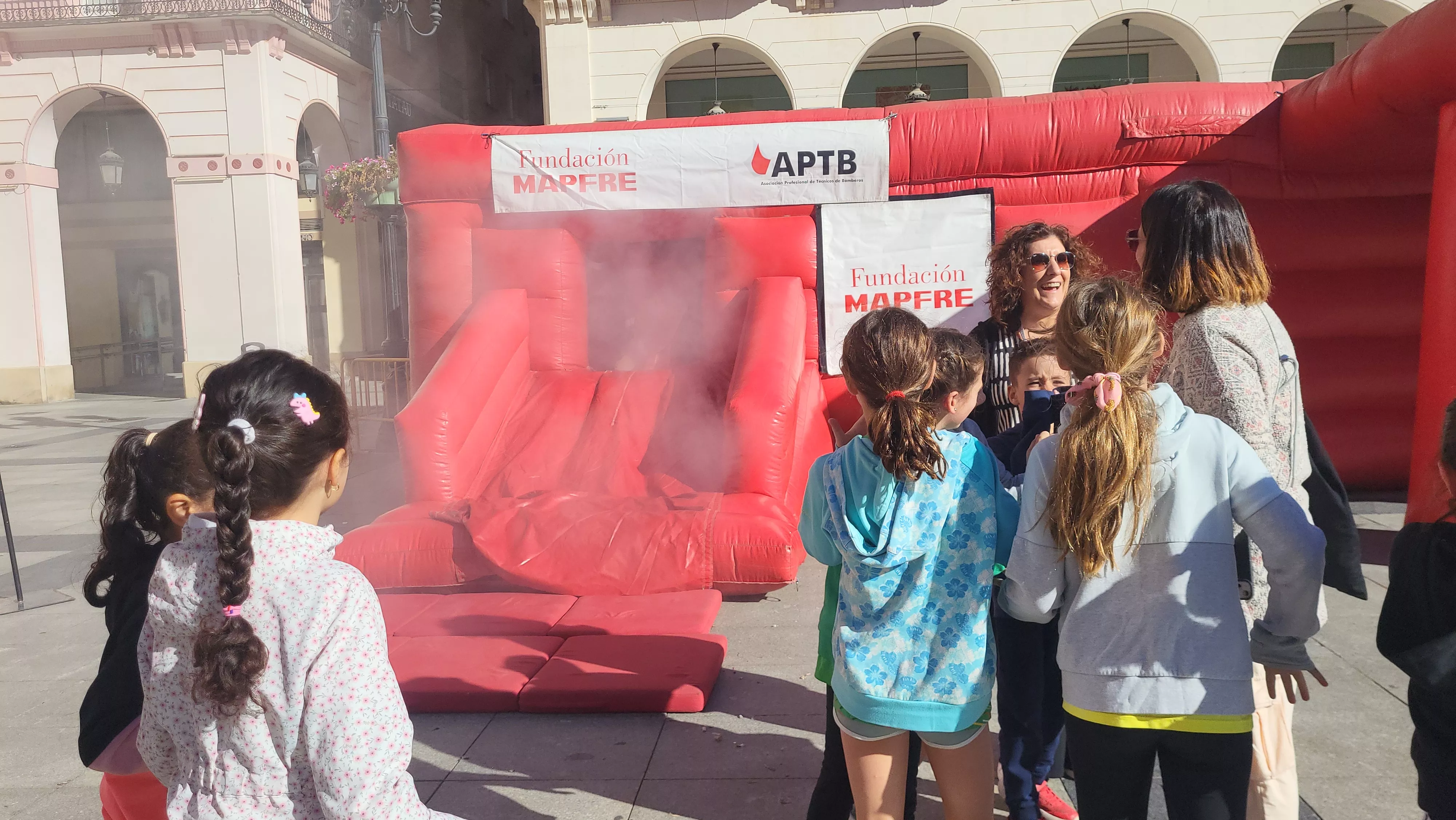 Escolares participan con los bomberos en las actividades de la Semana de Prevención de Incendios en Huesca. Foto Mercedes Manterola