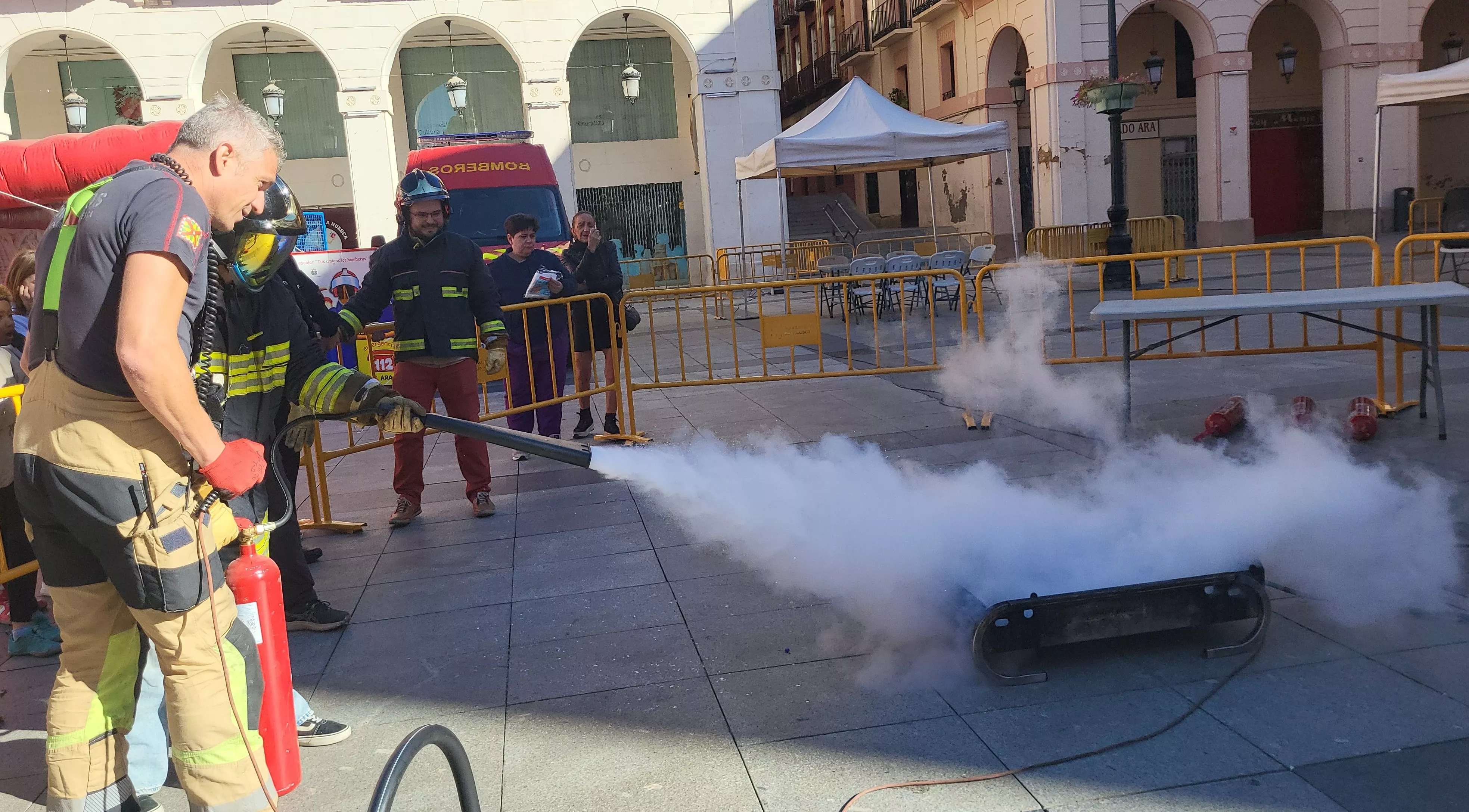 Escolares participan con los bomberos en las actividades de la Semana de Prevención de Incendios en Huesca. Foto Mercedes Manterola