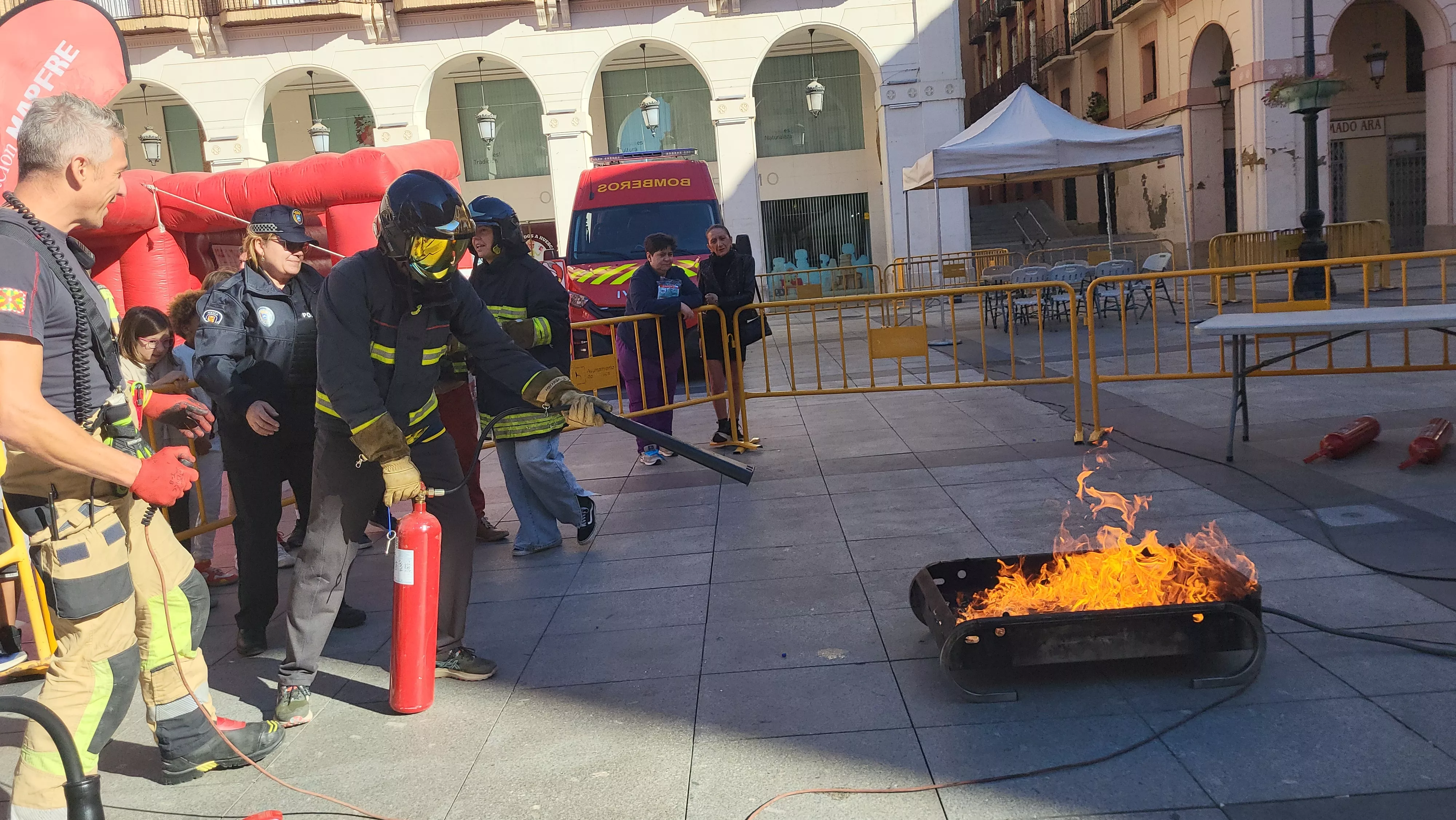 Escolares participan con los bomberos en las actividades de la Semana de Prevención de Incendios en Huesca. Foto Mercedes Manterola