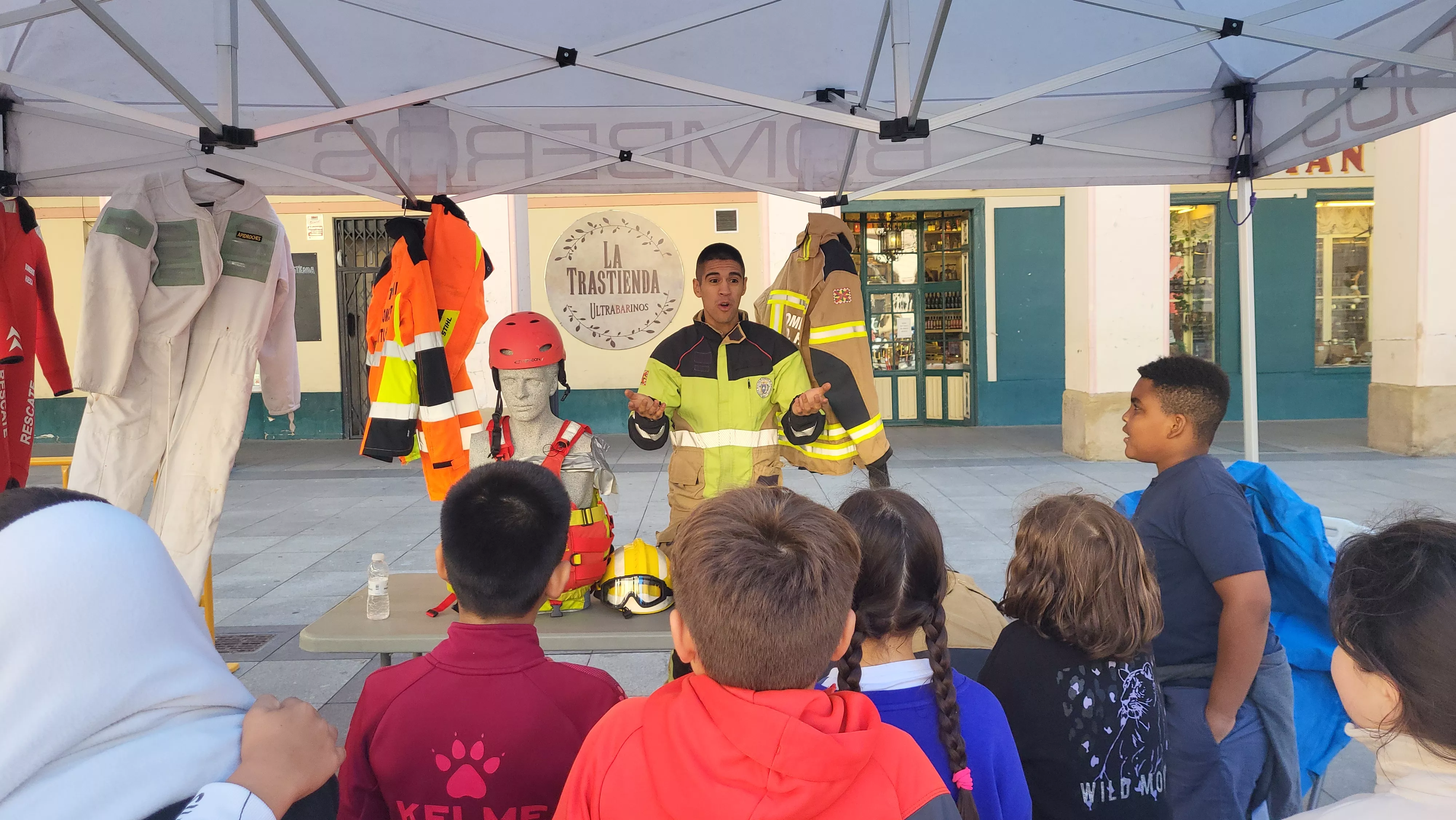 Escolares participan con los bomberos en las actividades de la Semana de Prevención de Incendios en Huesca. Foto Mercedes Manterola