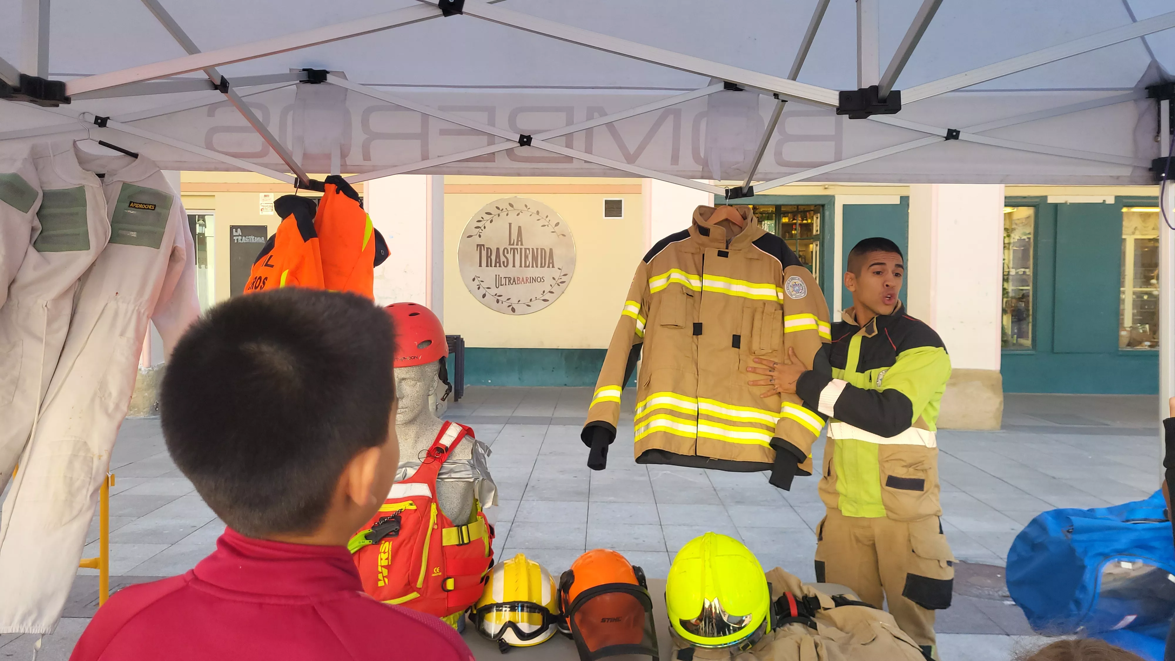Escolares participan con los bomberos en las actividades de la Semana de Prevención de Incendios en Huesca. Foto Mercedes Manterola