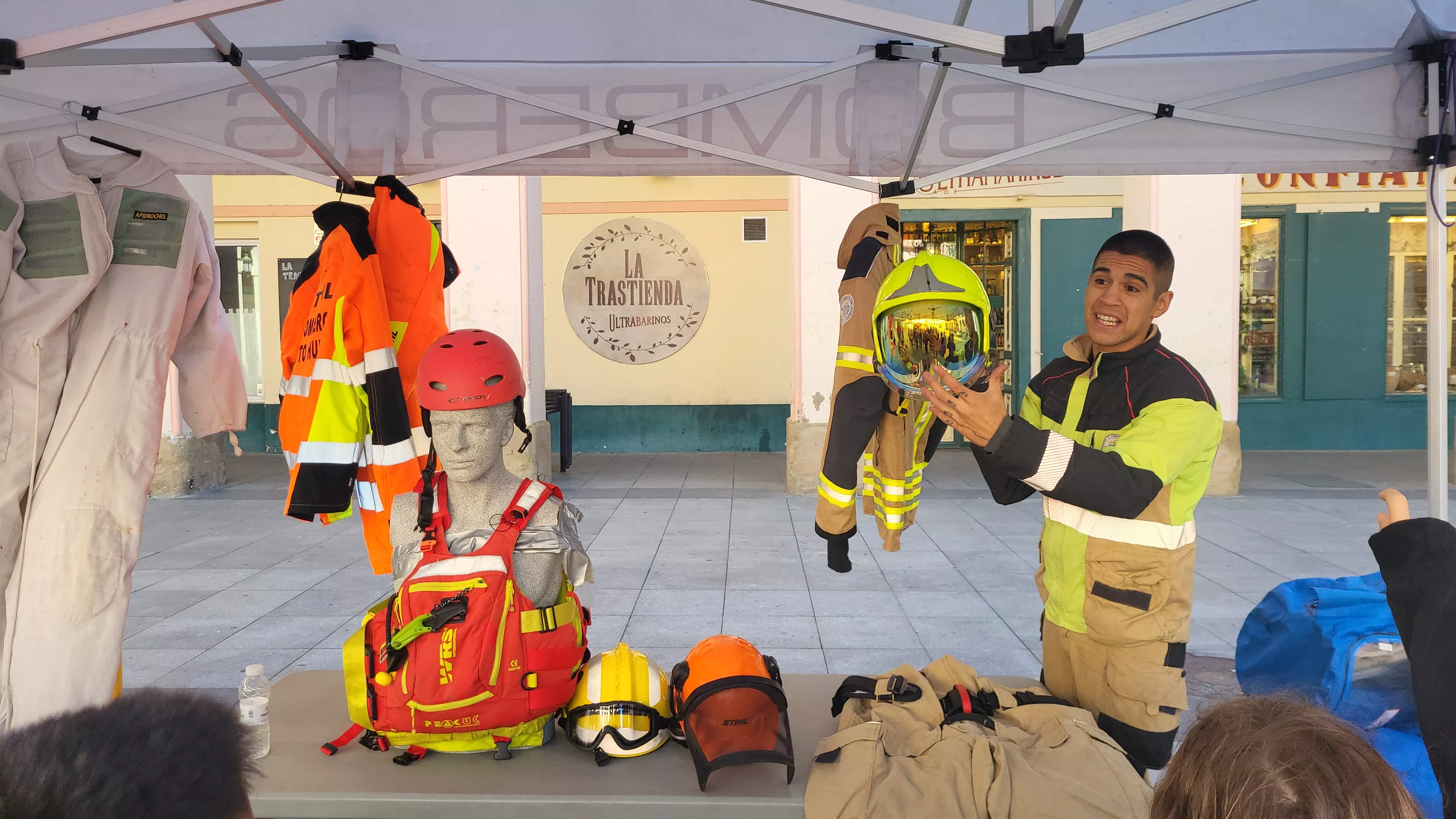 Escolares participan con los bomberos en las actividades de la Semana de Prevención de Incendios en Huesca. Foto Mercedes Manterola