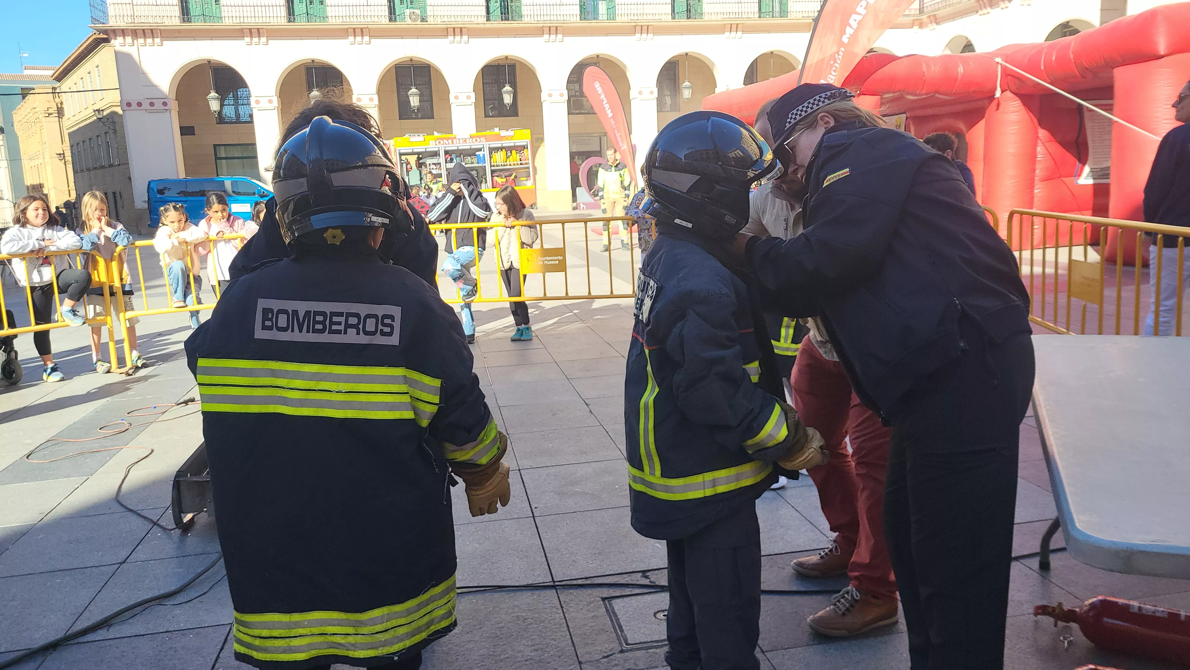 Escolares participan con los bomberos en las actividades de la Semana de Prevención de Incendios en Huesca. Foto Mercedes Manterola