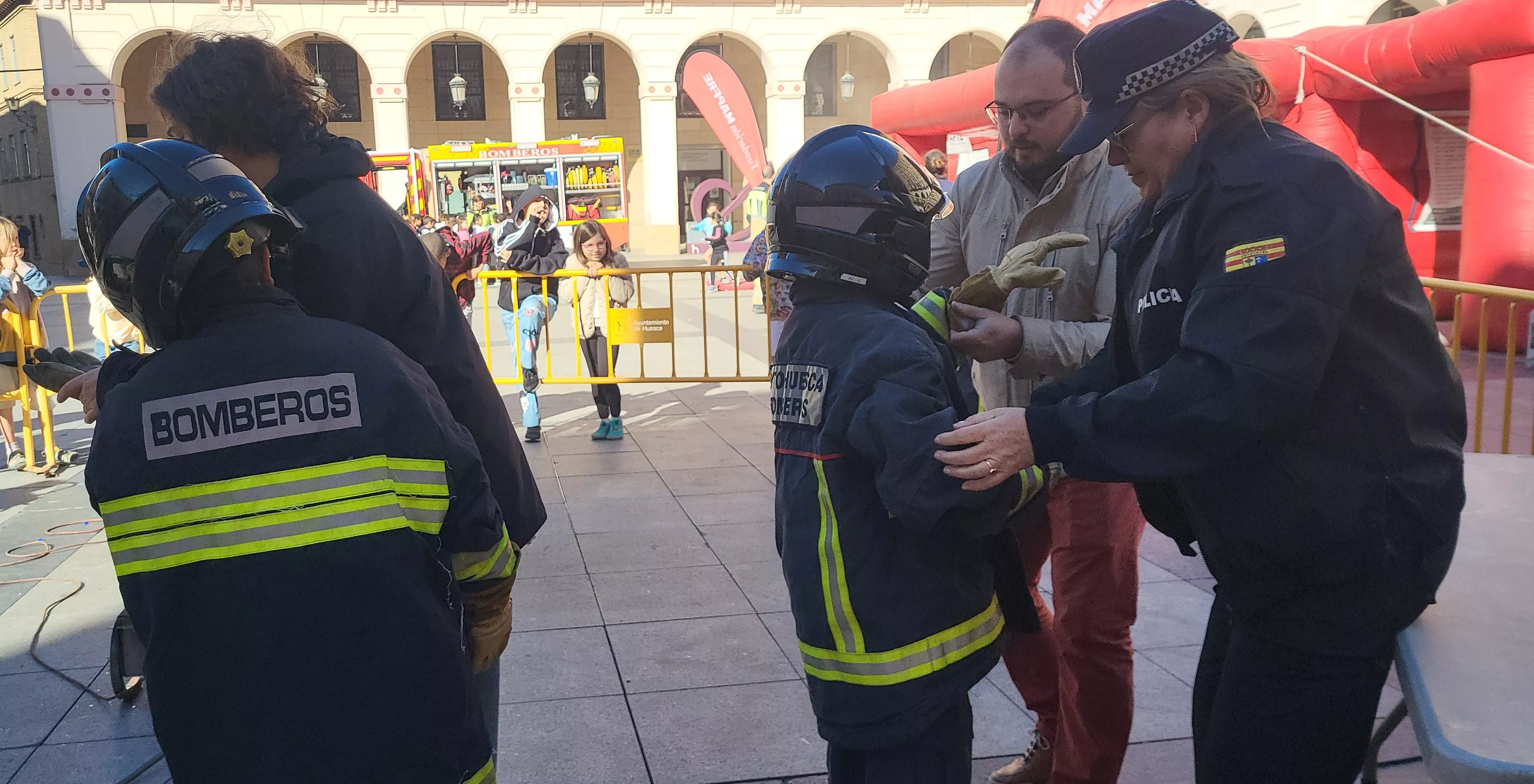 Escolares participan con los bomberos en las actividades de la Semana de Prevención de Incendios en Huesca. Foto Mercedes Manterola