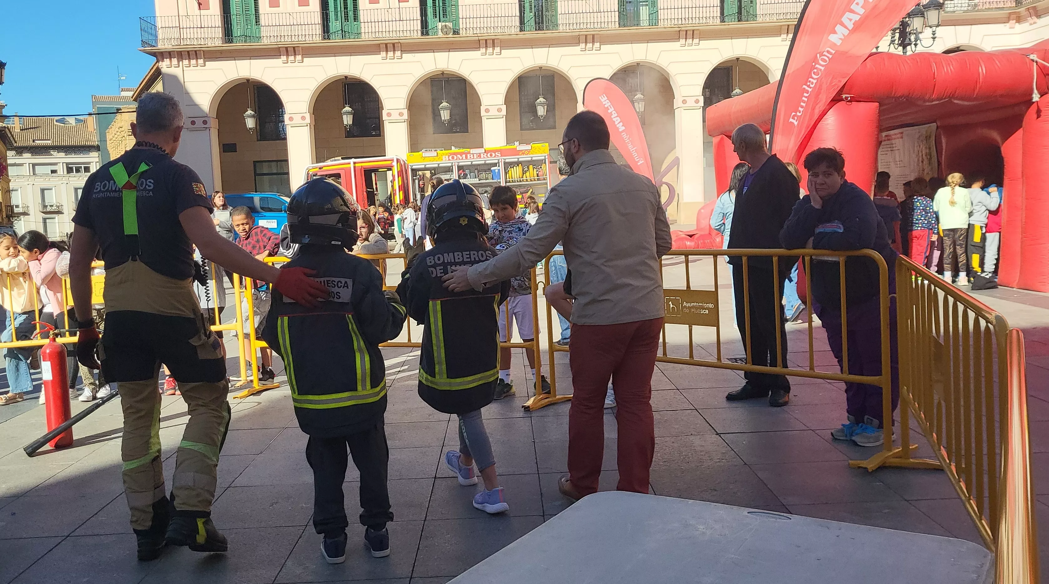 Escolares participan con los bomberos en las actividades de la Semana de Prevención de Incendios en Huesca. Foto Mercedes Manterola