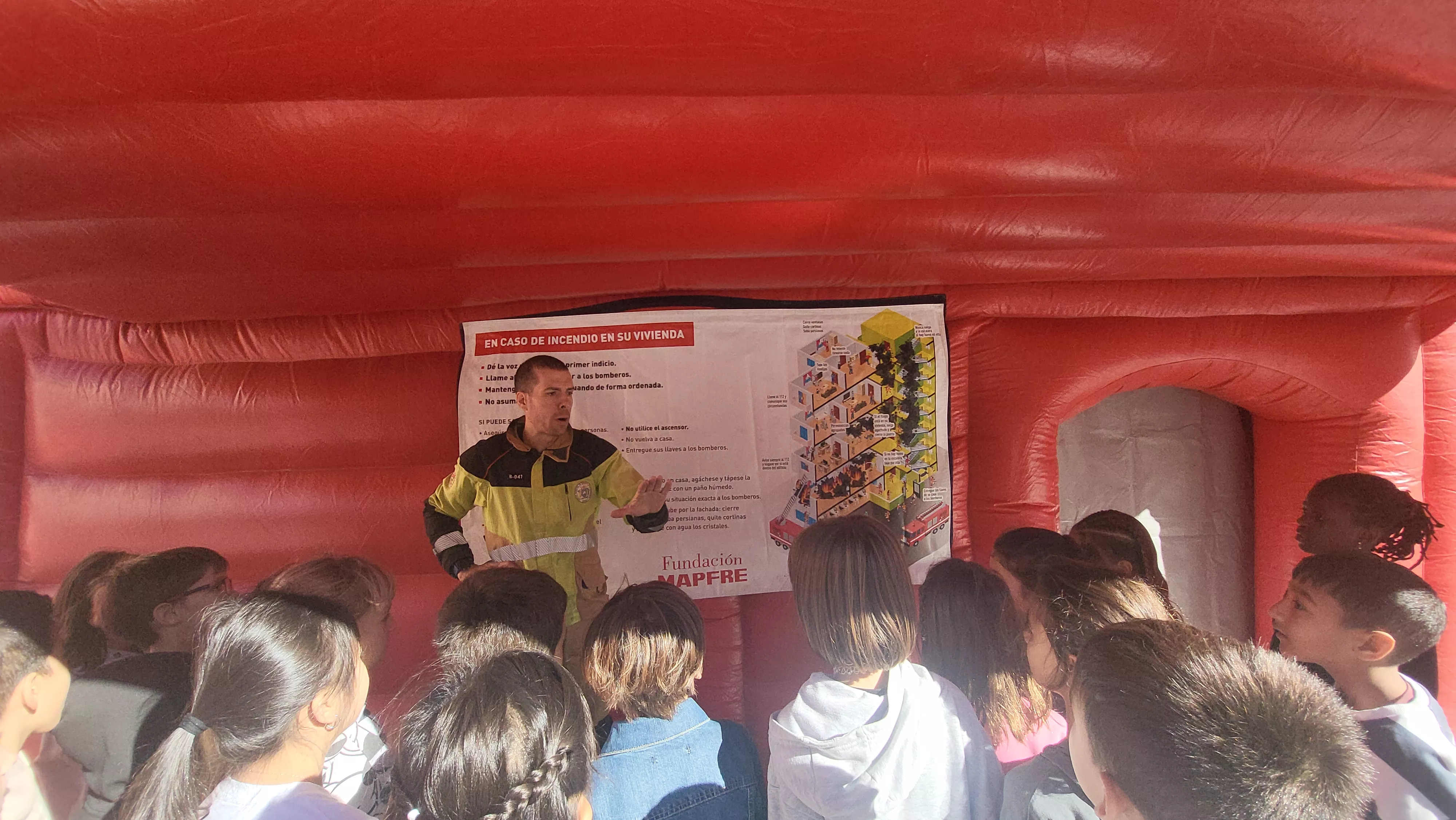 Escolares participan con los bomberos en las actividades de la Semana de Prevención de Incendios en Huesca. Foto Mercedes Manterola