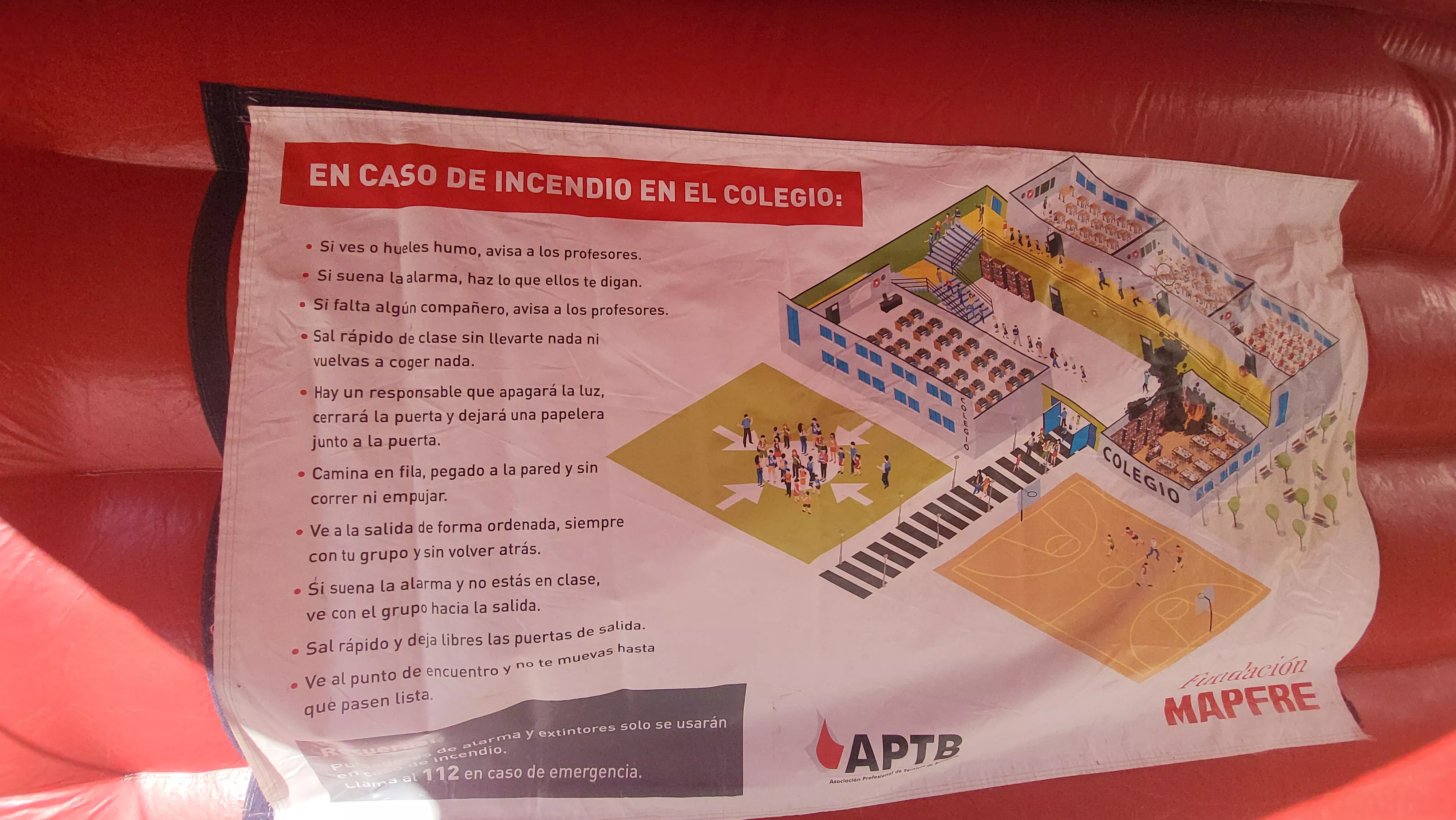 Escolares participan con los bomberos en las actividades de la Semana de Prevención de Incendios en Huesca. Foto Mercedes Manterola