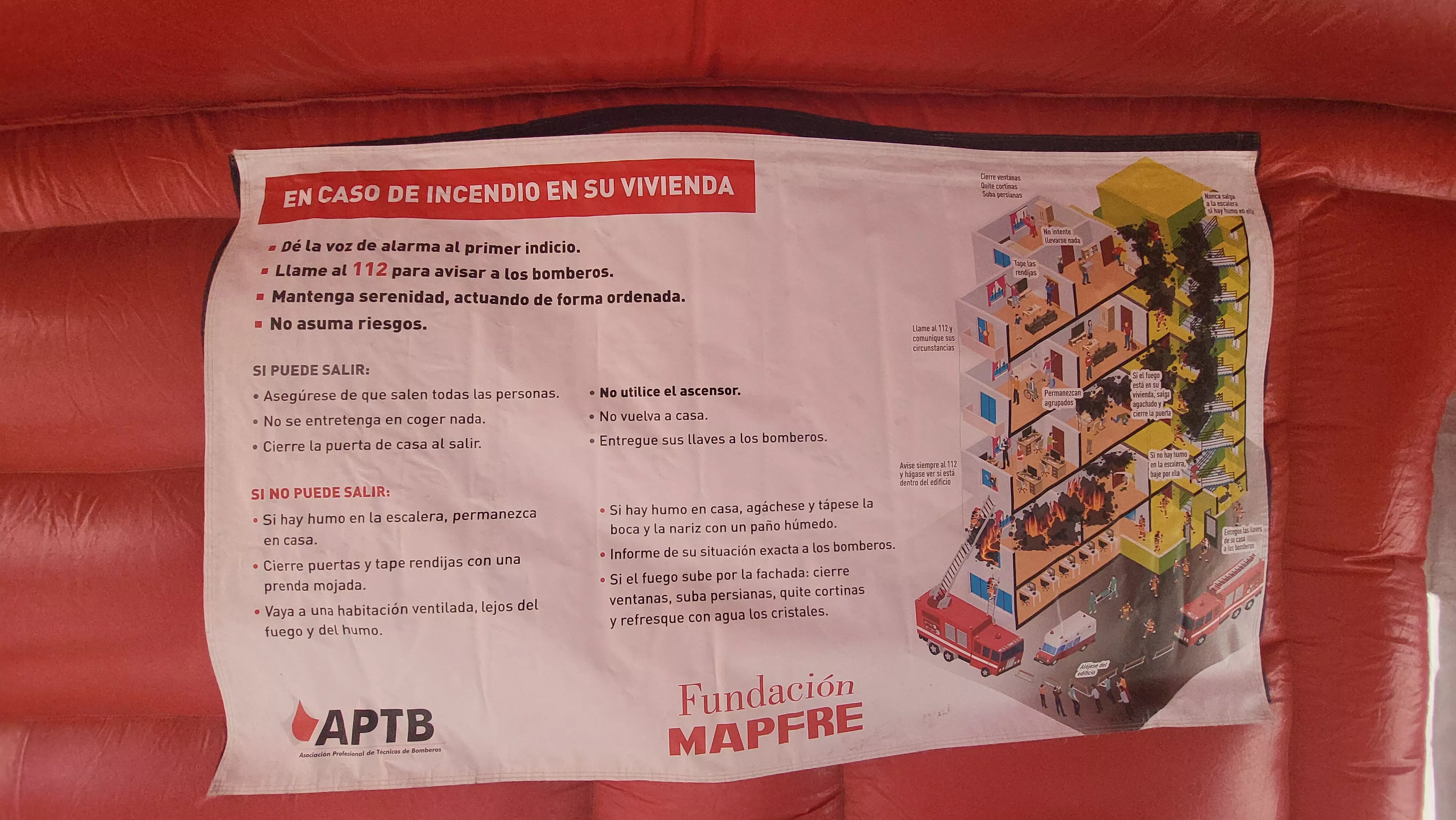 Escolares participan con los bomberos en las actividades de la Semana de Prevención de Incendios en Huesca. Foto Mercedes Manterola