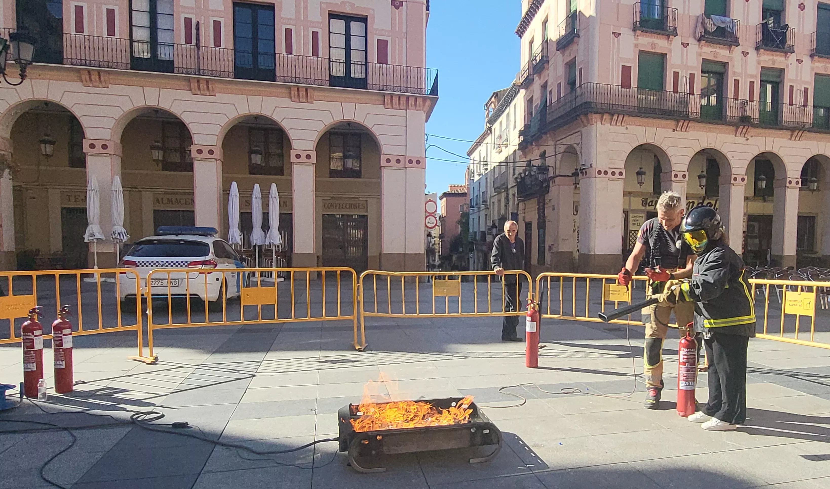 Escolares participan con los bomberos en las actividades de la Semana de Prevención de Incendios en Huesca. Foto Mercedes Manterola