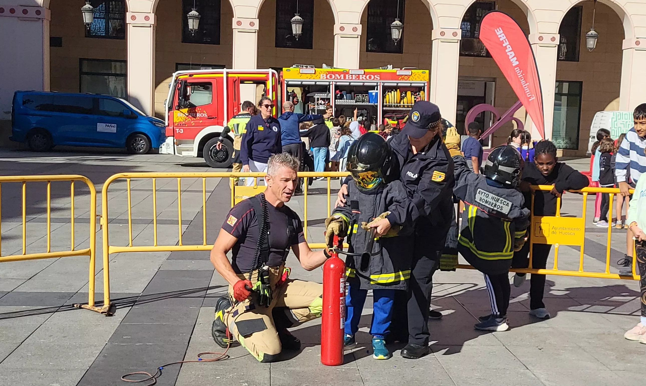 Escolares participan con los bomberos en las actividades de la Semana de Prevención de Incendios en Huesca. Foto Mercedes Manterola