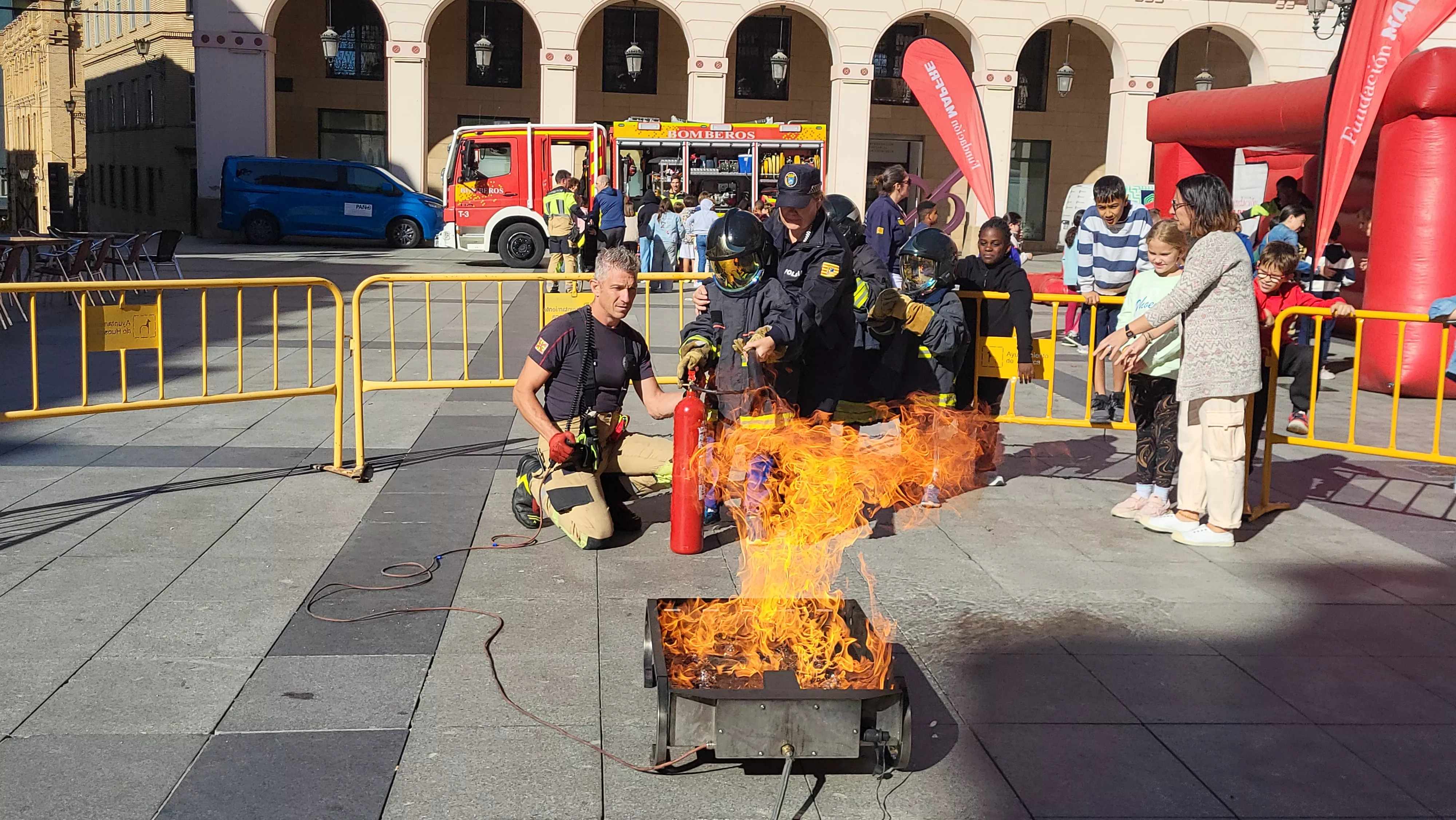 Escolares participan con los bomberos en las actividades de la Semana de Prevención de Incendios en Huesca. Foto Mercedes Manterola