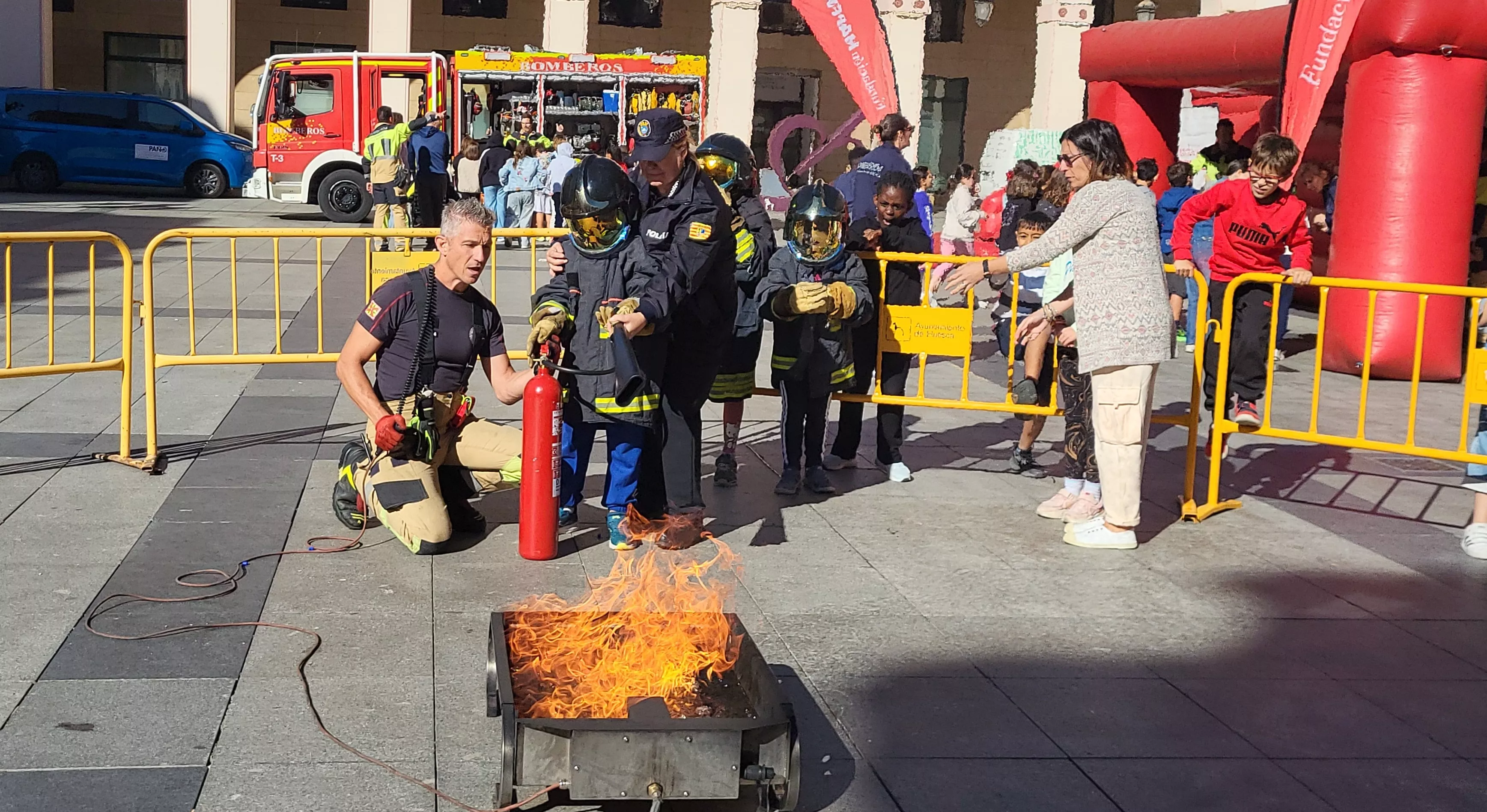 Escolares participan con los bomberos en las actividades de la Semana de Prevención de Incendios en Huesca. Foto Mercedes Manterola