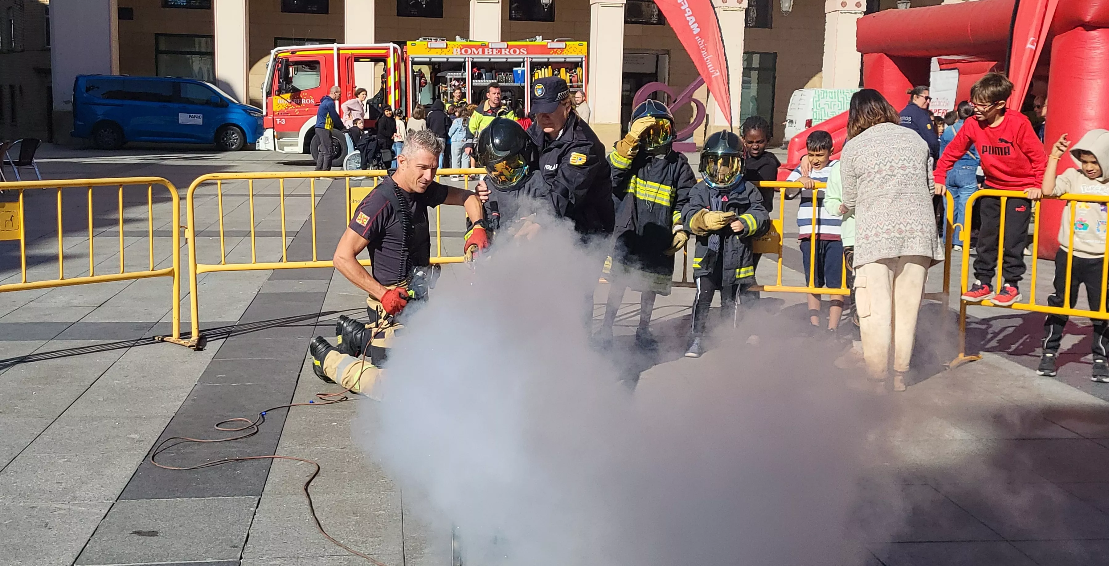 Escolares participan con los bomberos en las actividades de la Semana de Prevención de Incendios en Huesca. Foto Mercedes Manterola