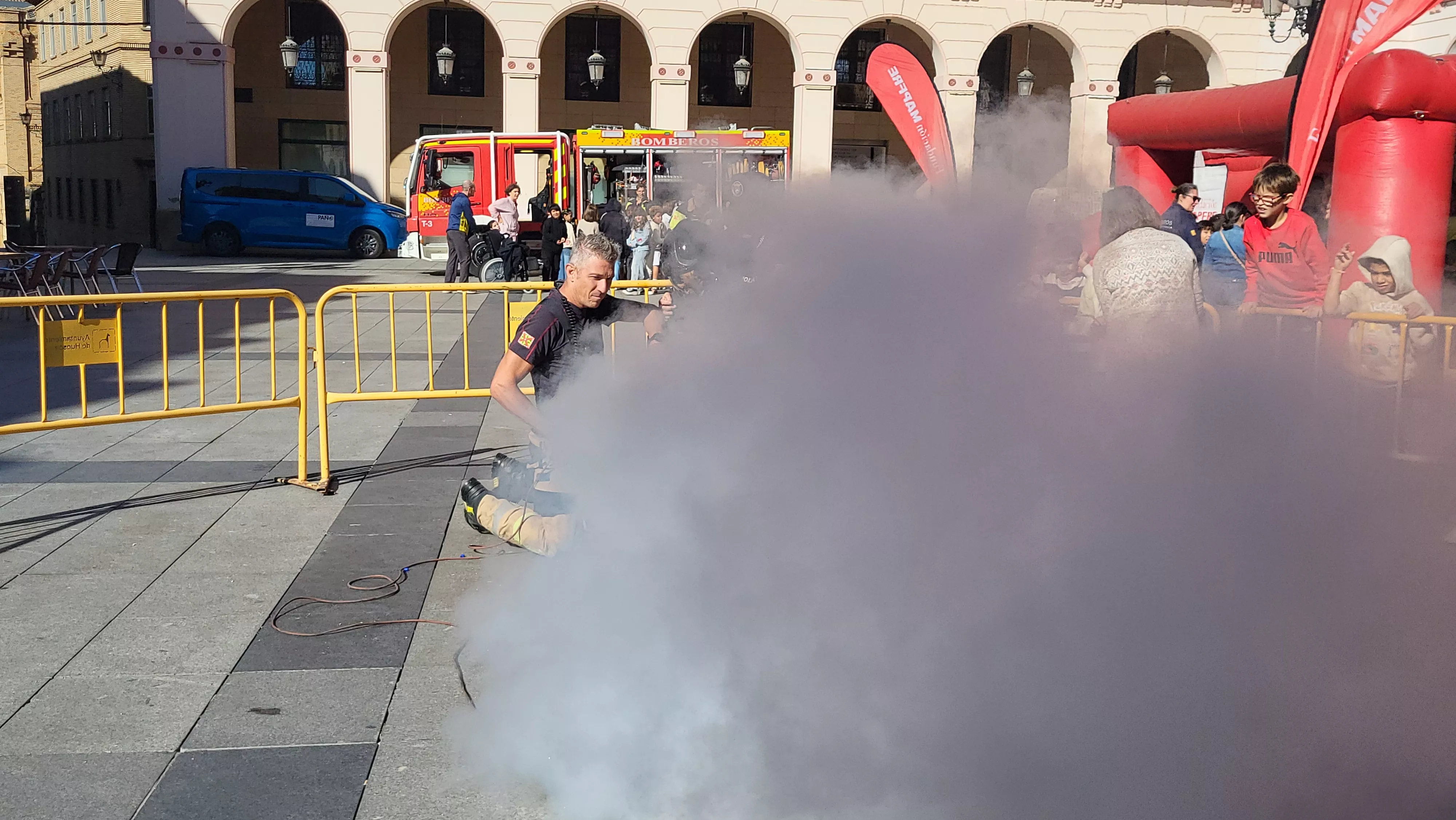 Escolares participan con los bomberos en las actividades de la Semana de Prevención de Incendios en Huesca. Foto Mercedes Manterola