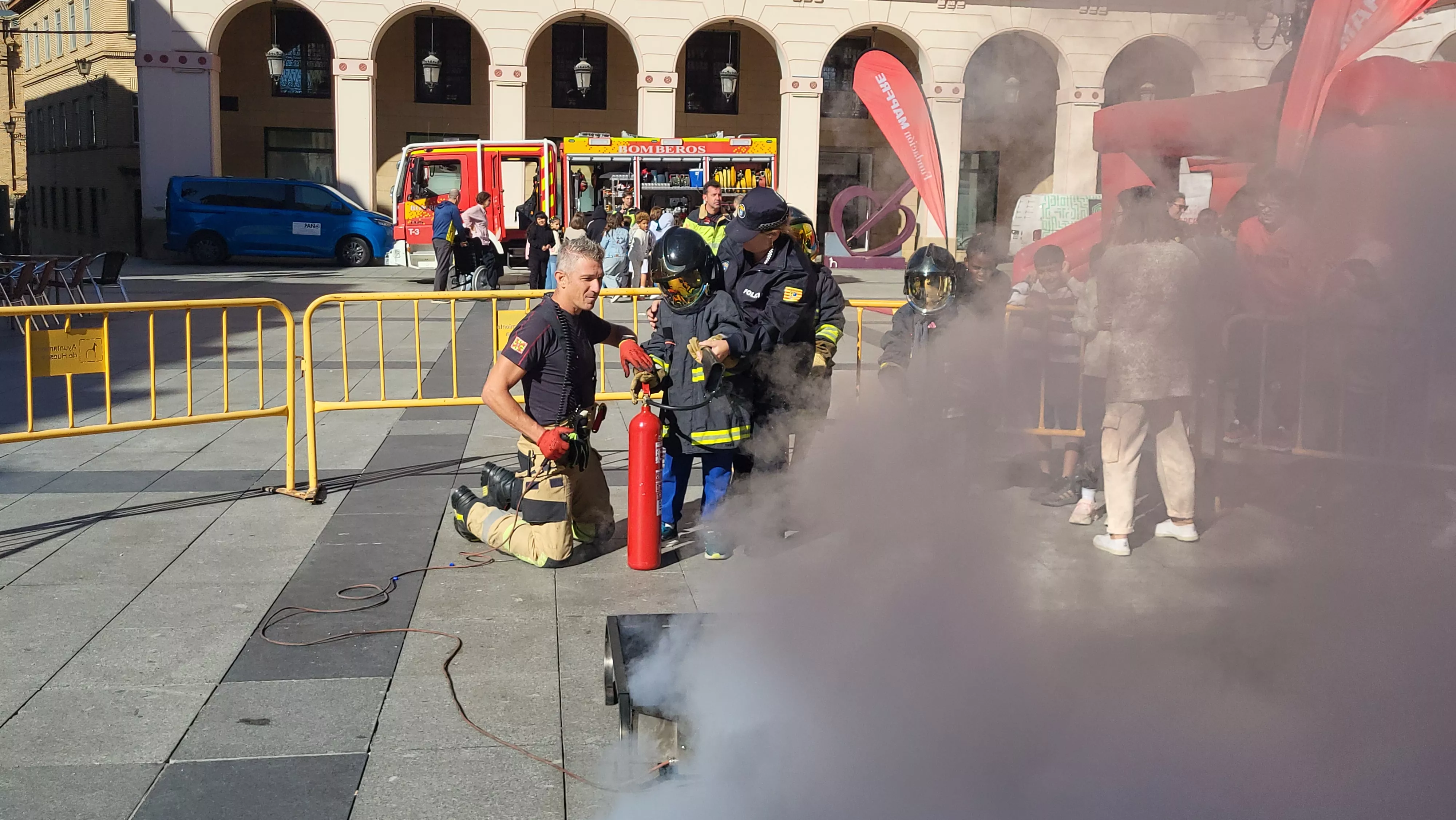 Escolares participan con los bomberos en las actividades de la Semana de Prevención de Incendios en Huesca. Foto Mercedes Manterola