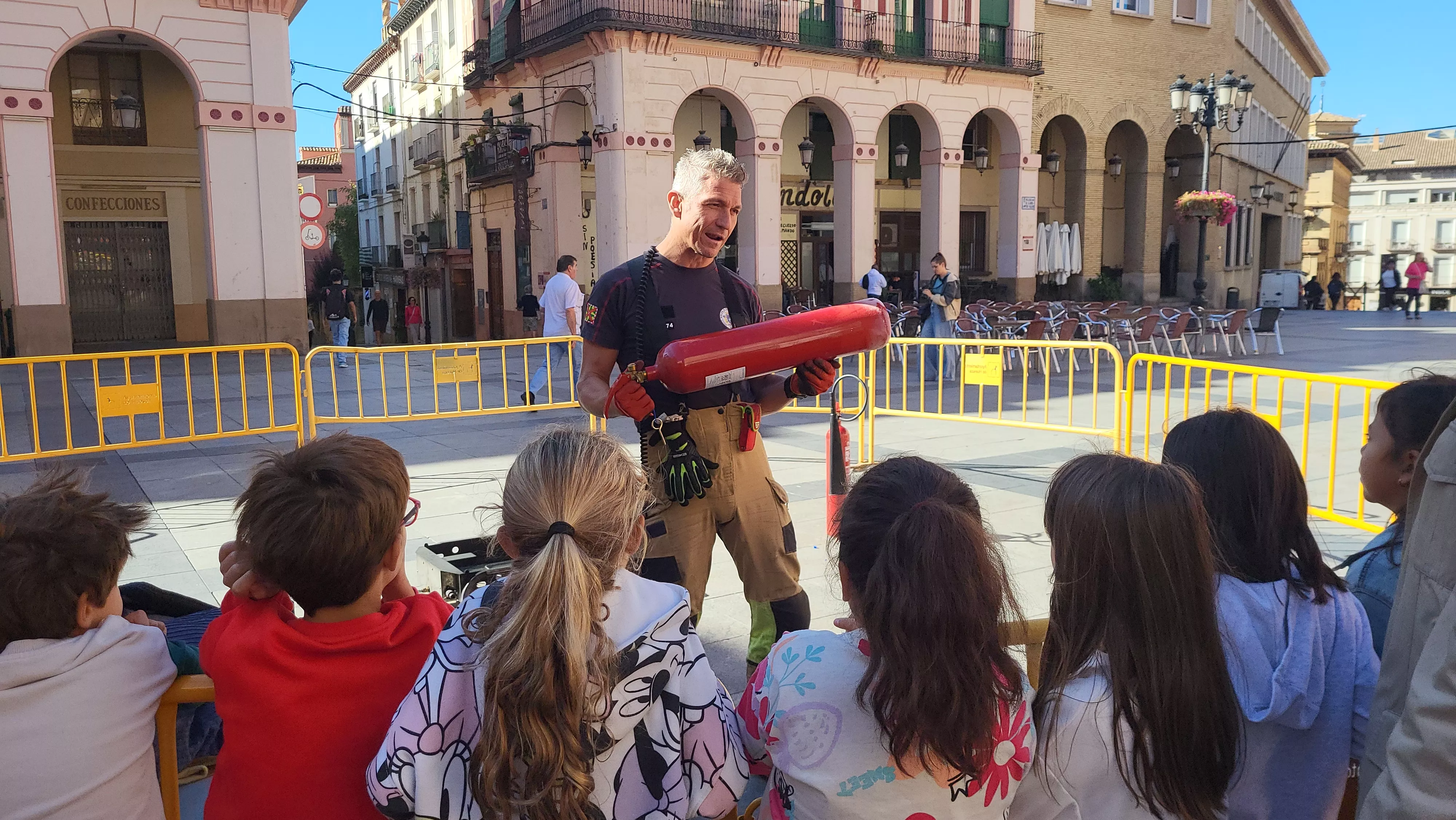 Escolares participan con los bomberos en las actividades de la Semana de Prevención de Incendios en Huesca. Foto Mercedes Manterola