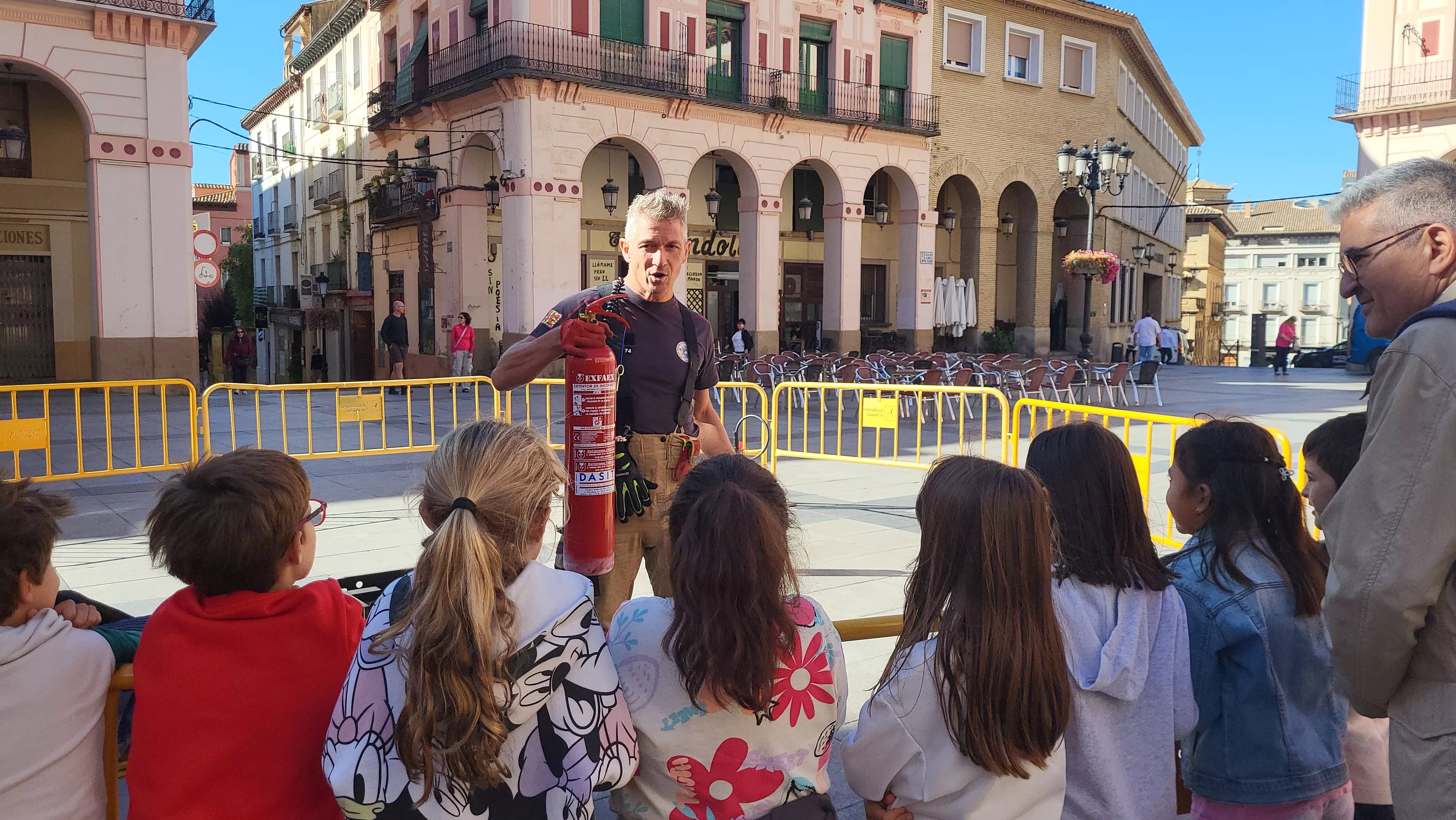 Escolares participan con los bomberos en las actividades de la Semana de Prevención de Incendios en Huesca. Foto Mercedes Manterola