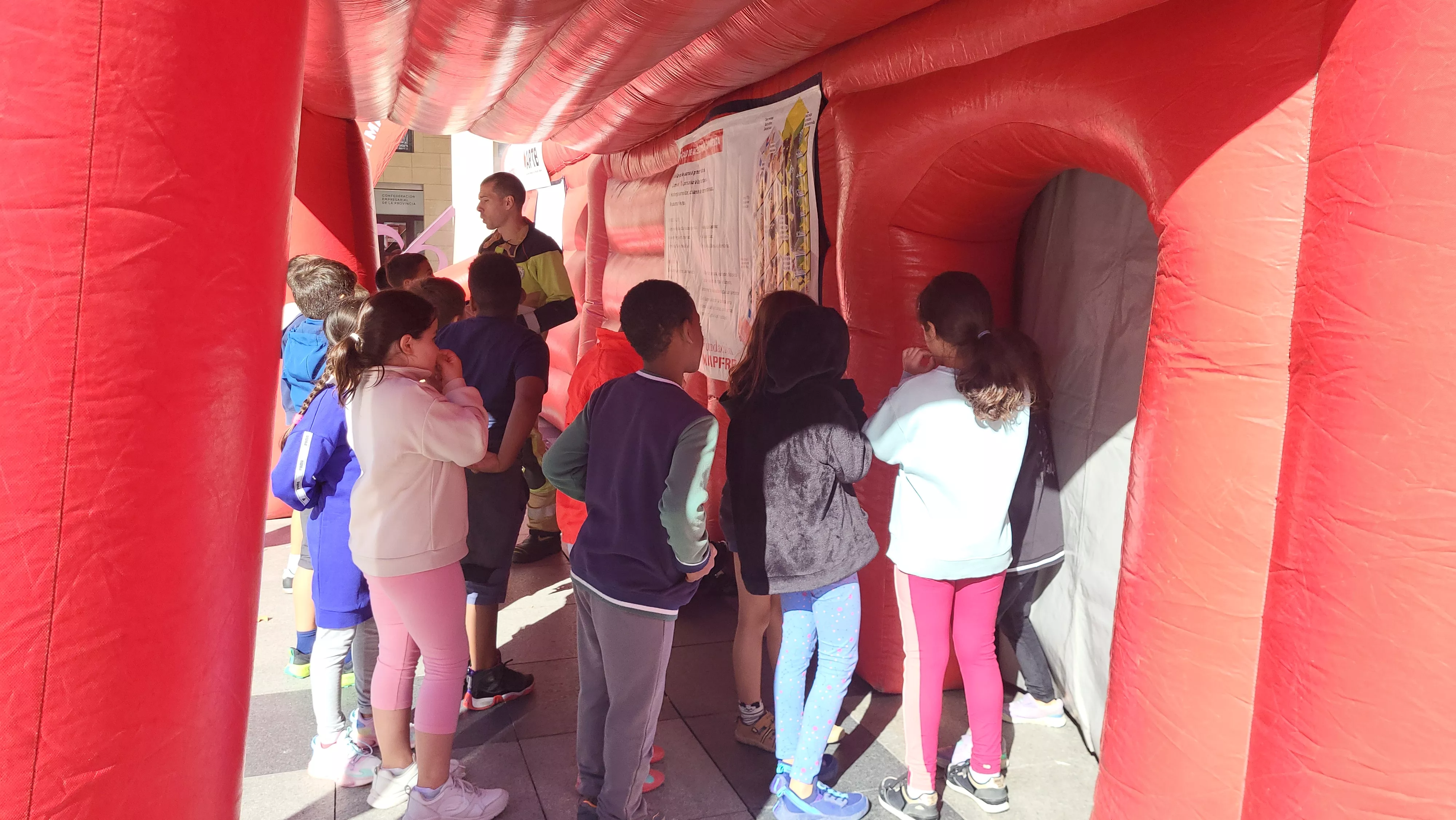 Escolares participan con los bomberos en las actividades de la Semana de Prevención de Incendios en Huesca. Foto Mercedes Manterola