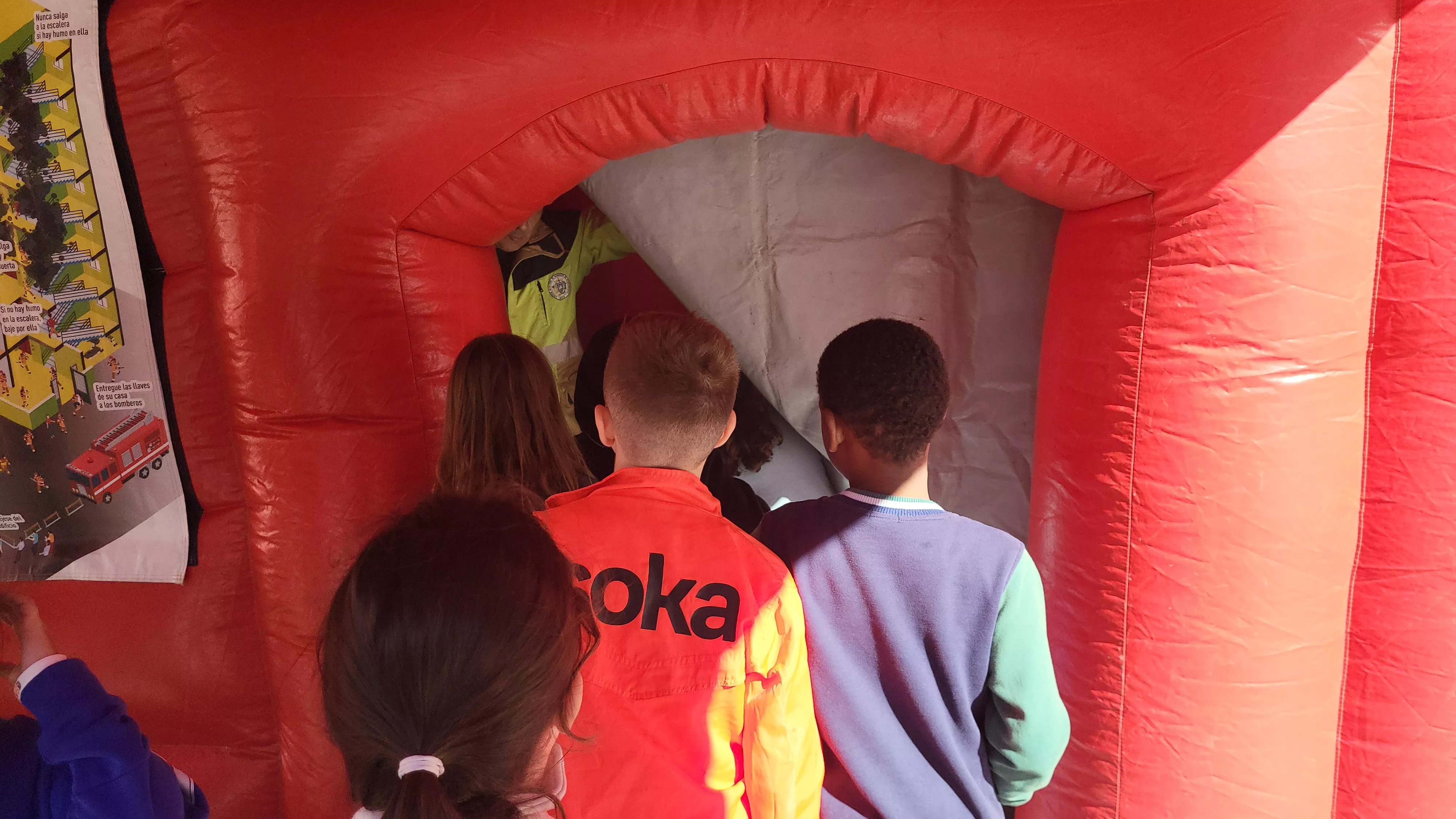 Escolares participan con los bomberos en las actividades de la Semana de Prevención de Incendios en Huesca. Foto Mercedes Manterola