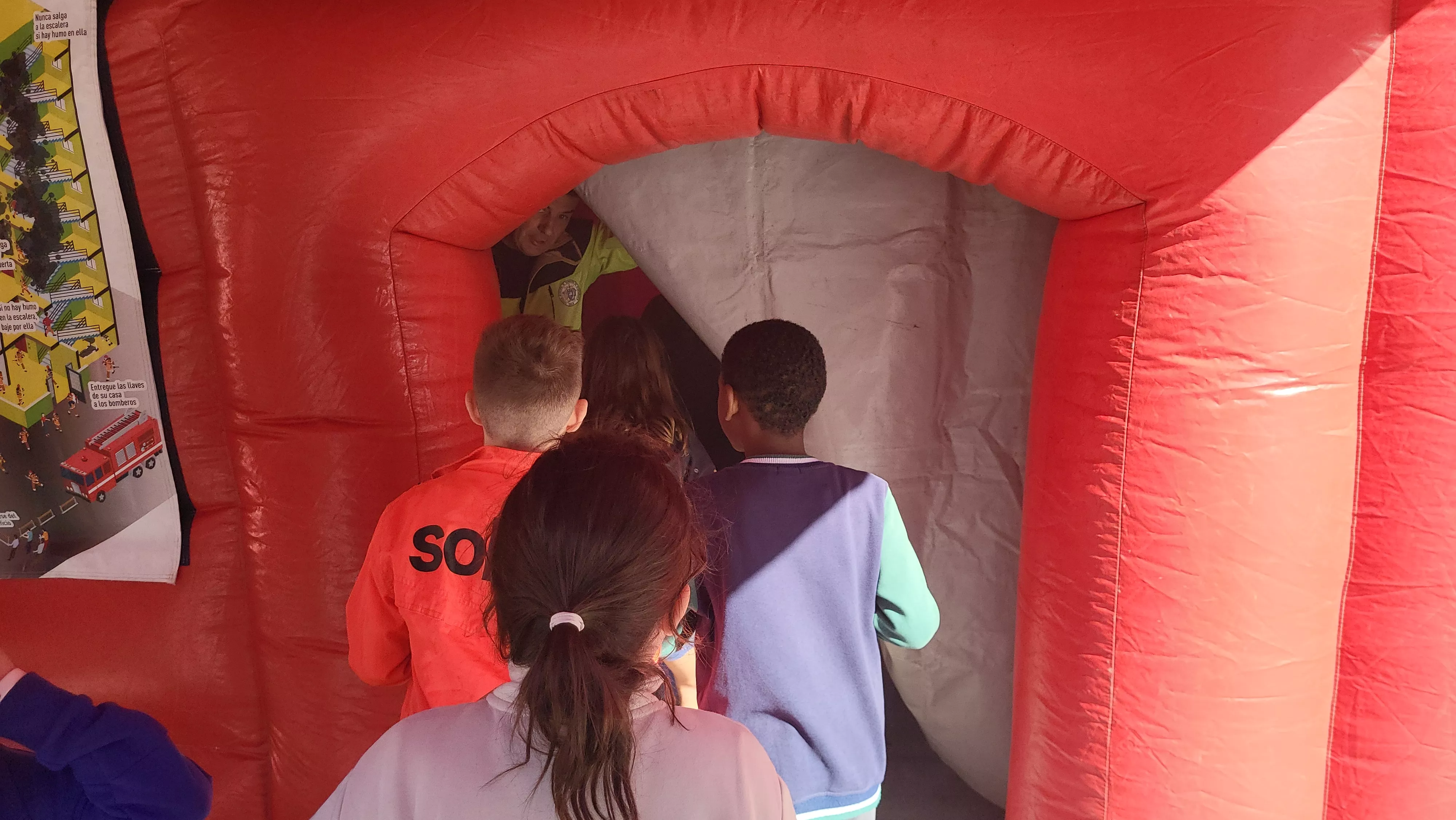 Escolares participan con los bomberos en las actividades de la Semana de Prevención de Incendios en Huesca. Foto Mercedes Manterola