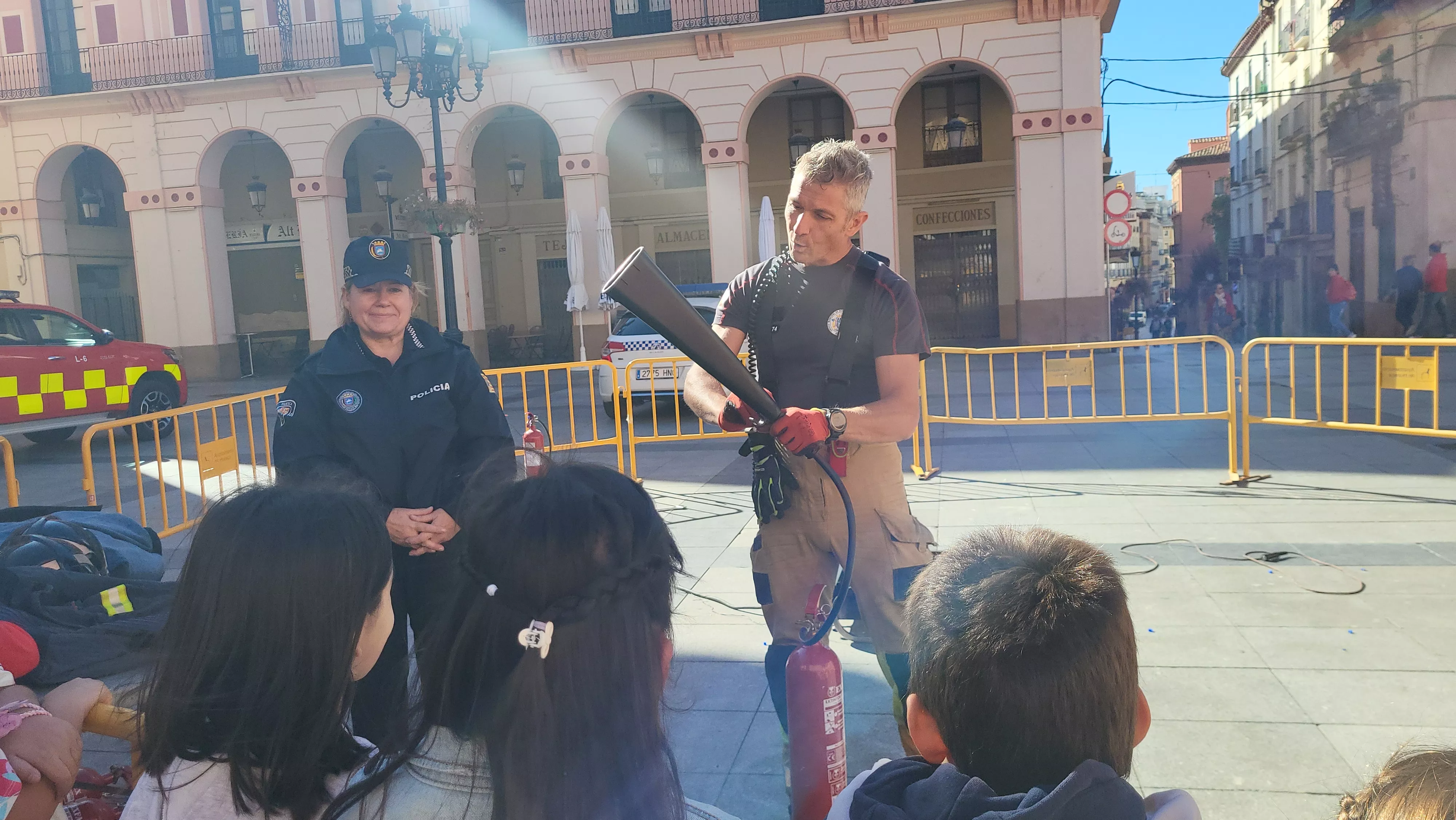 Escolares participan con los bomberos en las actividades de la Semana de Prevención de Incendios en Huesca. Foto Mercedes Manterola