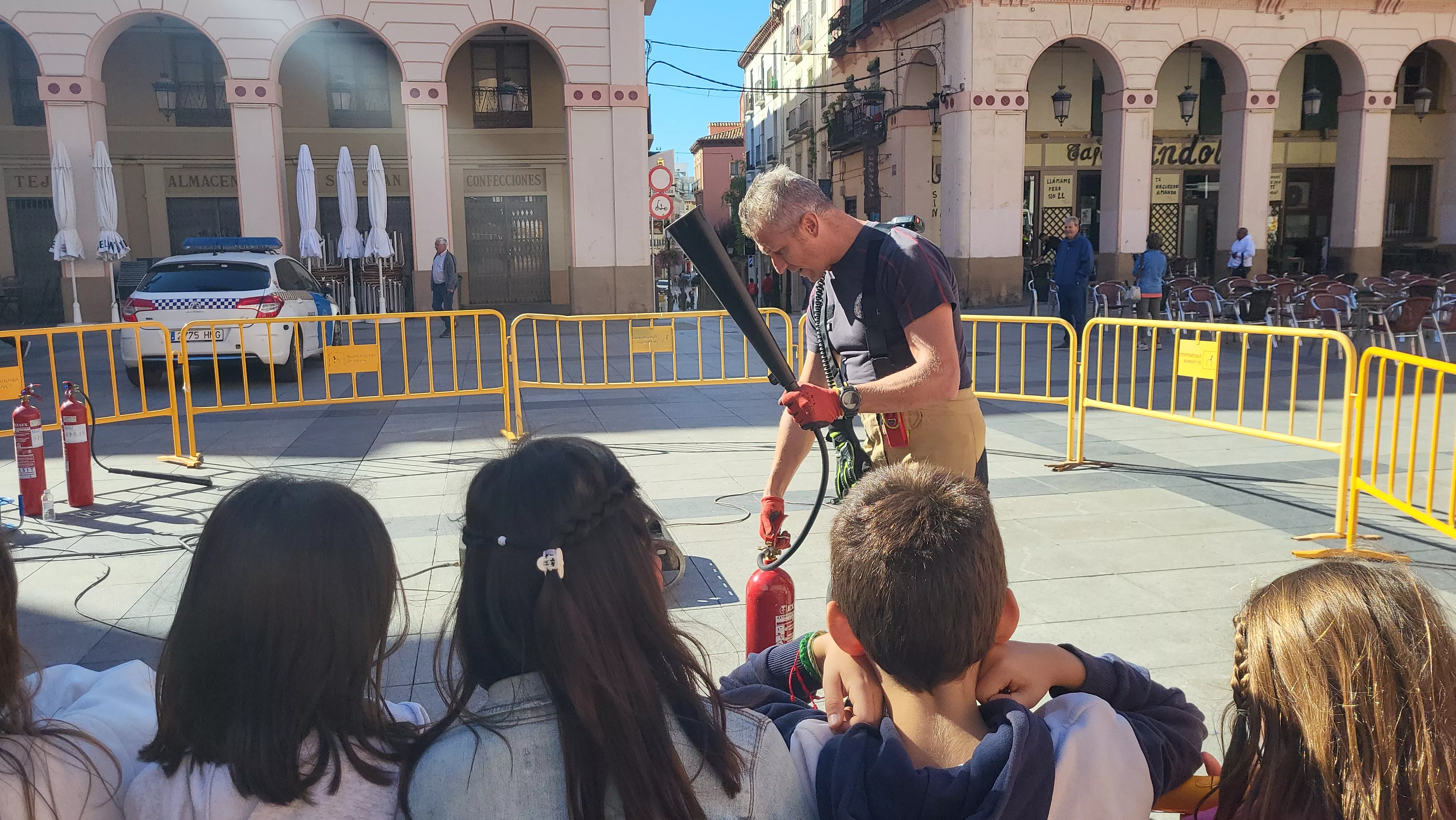 Escolares participan con los bomberos en las actividades de la Semana de Prevención de Incendios en Huesca. Foto Mercedes Manterola