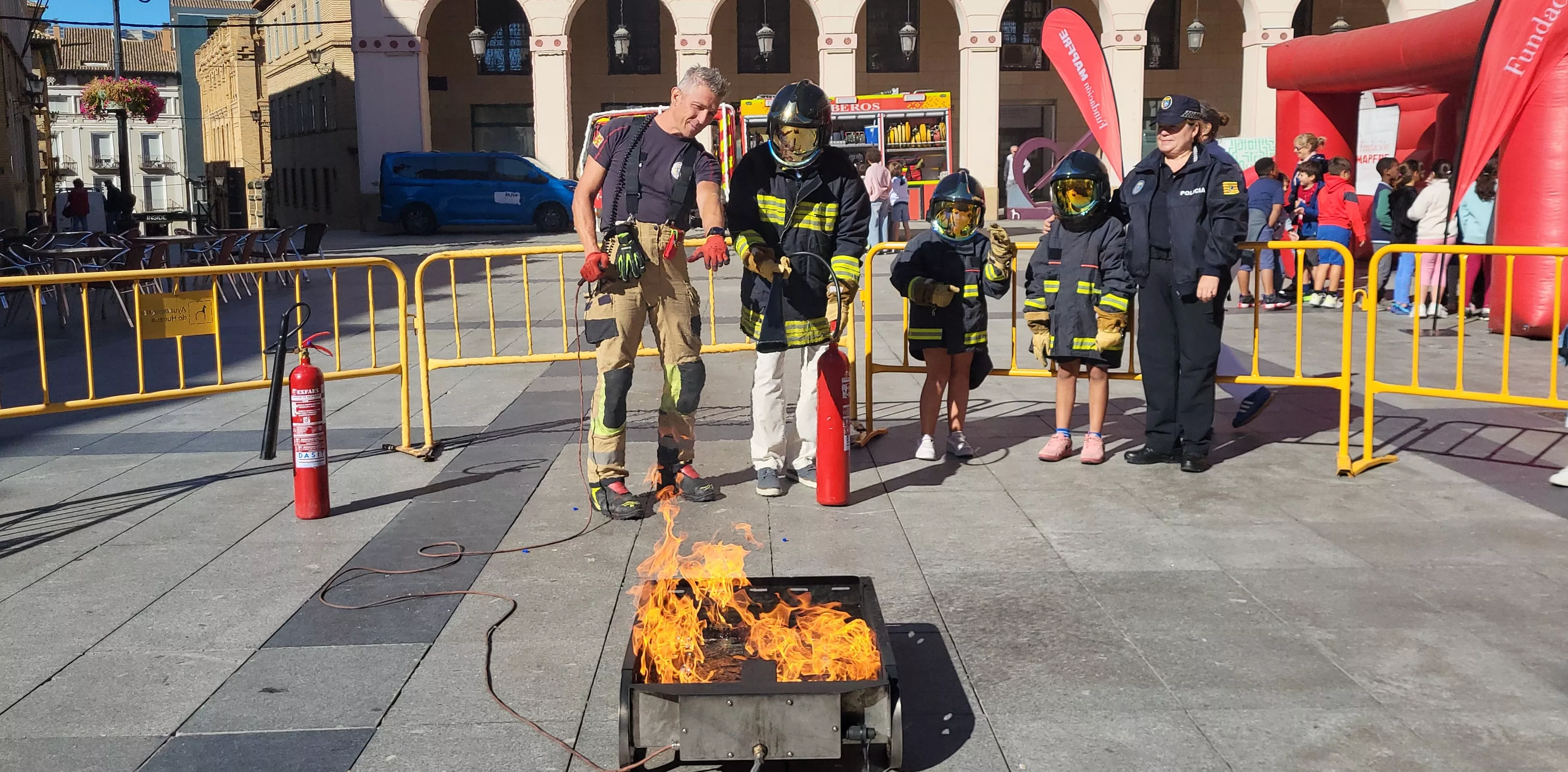 Escolares participan con los bomberos en las actividades de la Semana de Prevención de Incendios en Huesca. Foto Mercedes Manterola