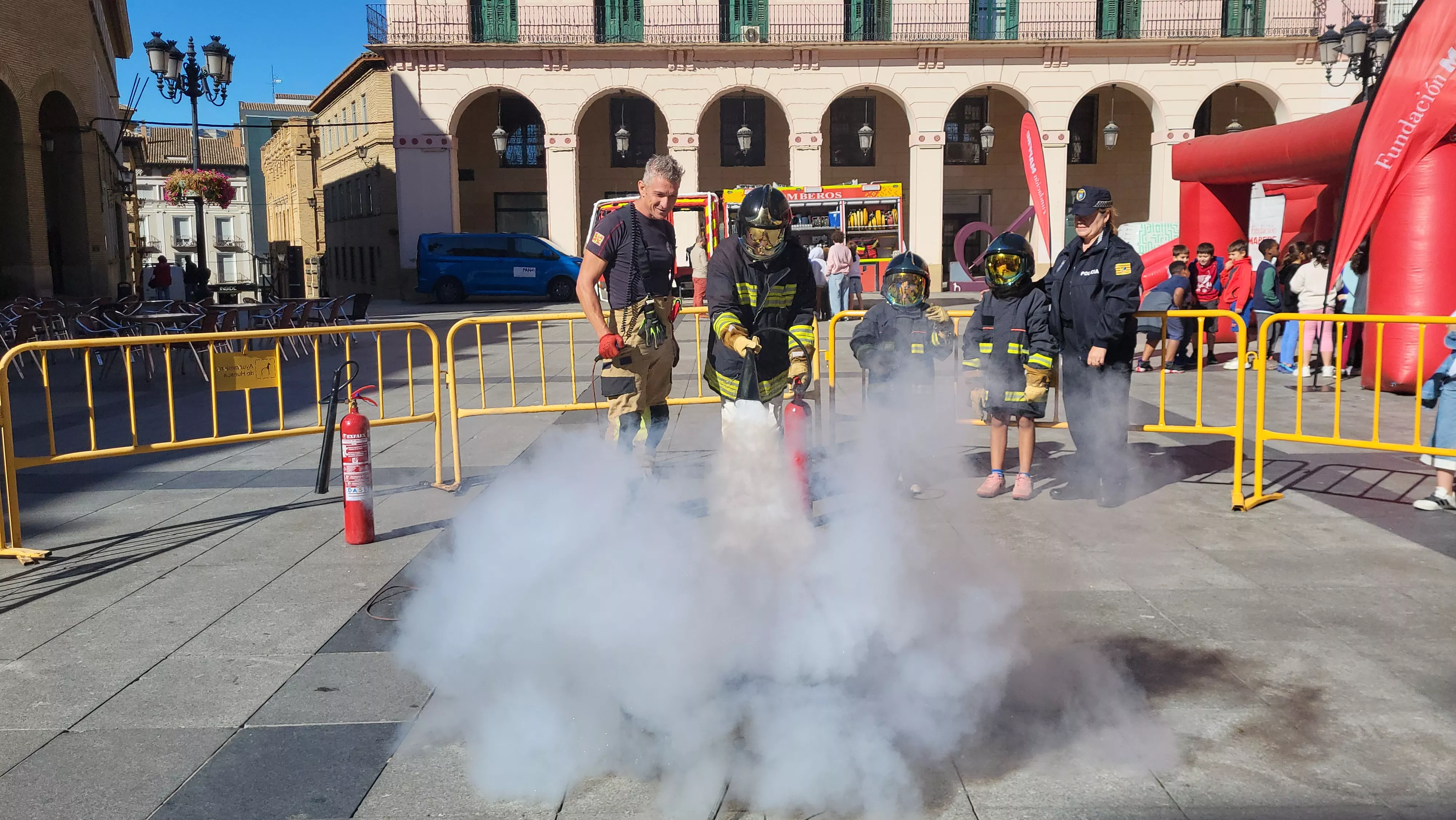 Escolares participan con los bomberos en las actividades de la Semana de Prevención de Incendios en Huesca. Foto Mercedes Manterola