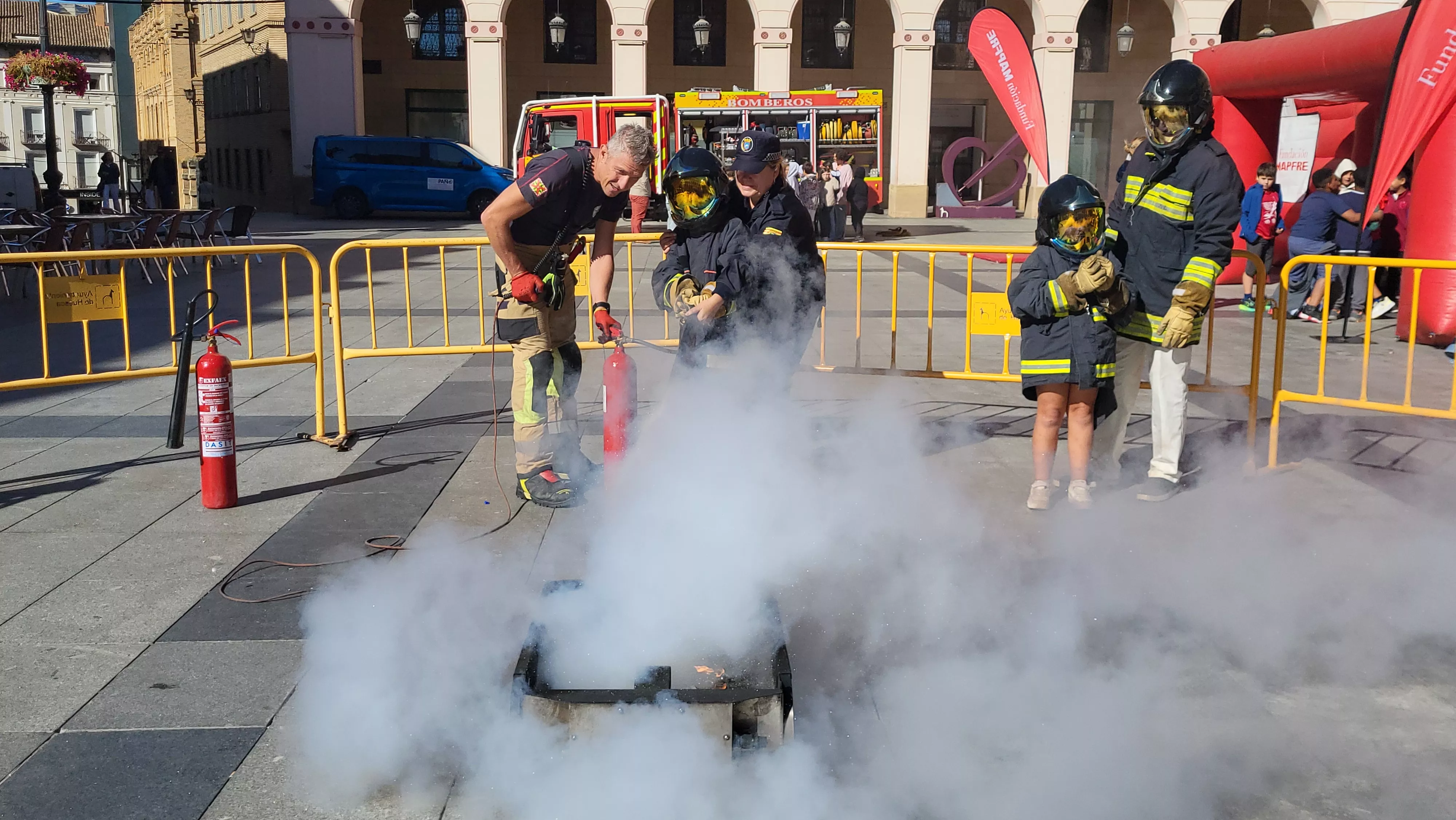 Escolares participan con los bomberos en las actividades de la Semana de Prevención de Incendios en Huesca. Foto Mercedes Manterola