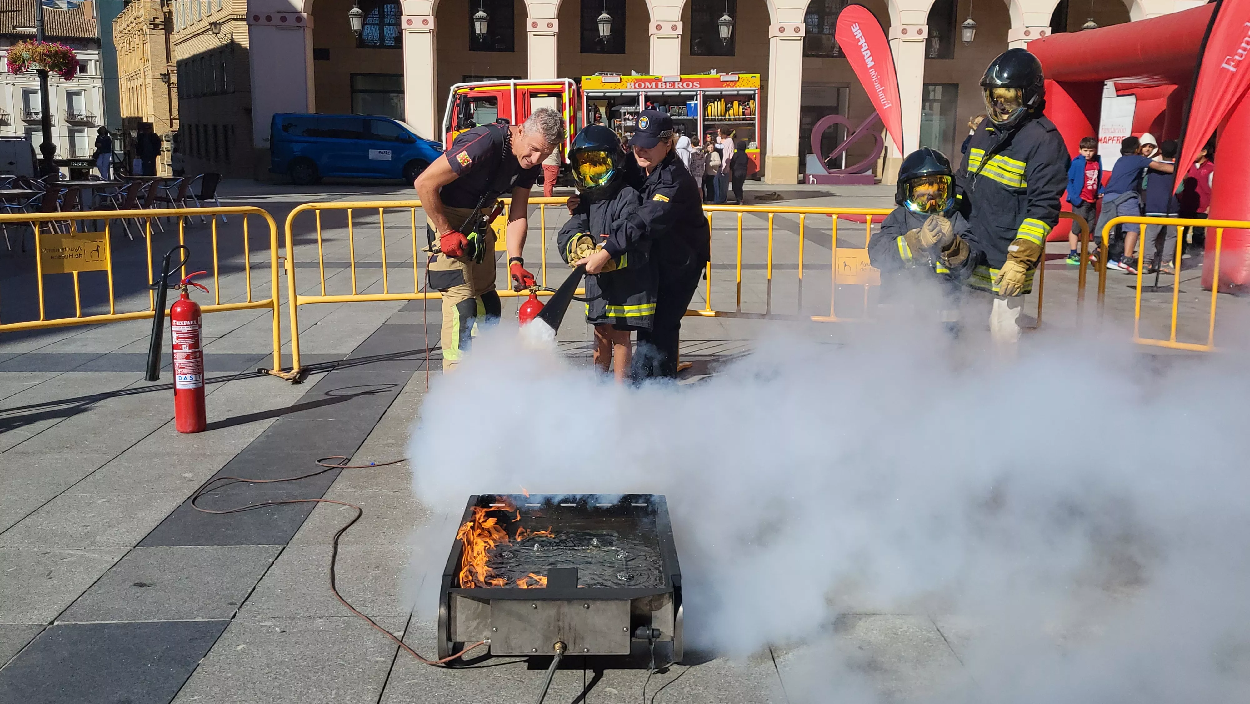 Escolares participan con los bomberos en las actividades de la Semana de Prevención de Incendios en Huesca. Foto Mercedes Manterola