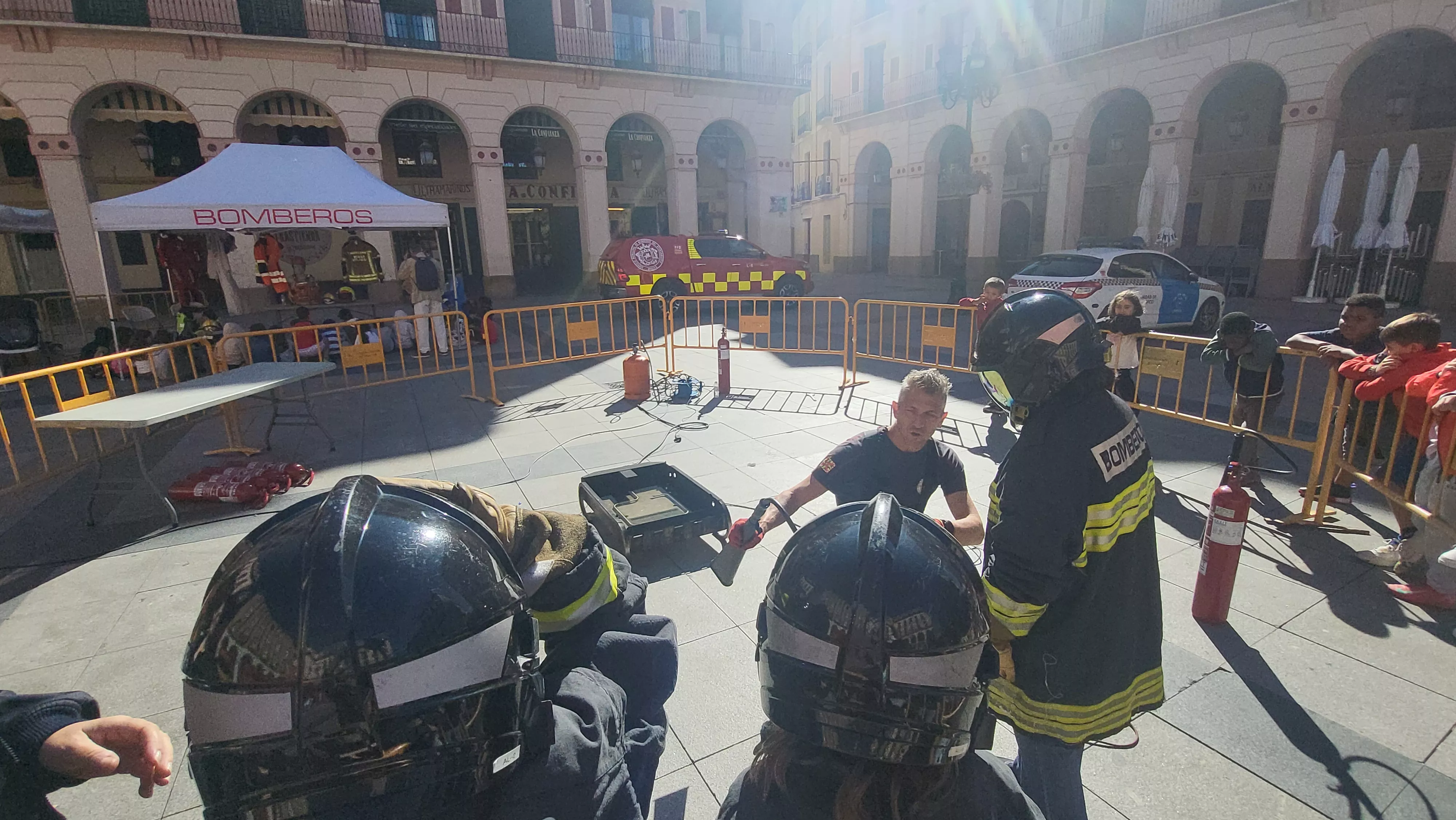 Escolares participan con los bomberos en las actividades de la Semana de Prevención de Incendios en Huesca. Foto Mercedes Manterola