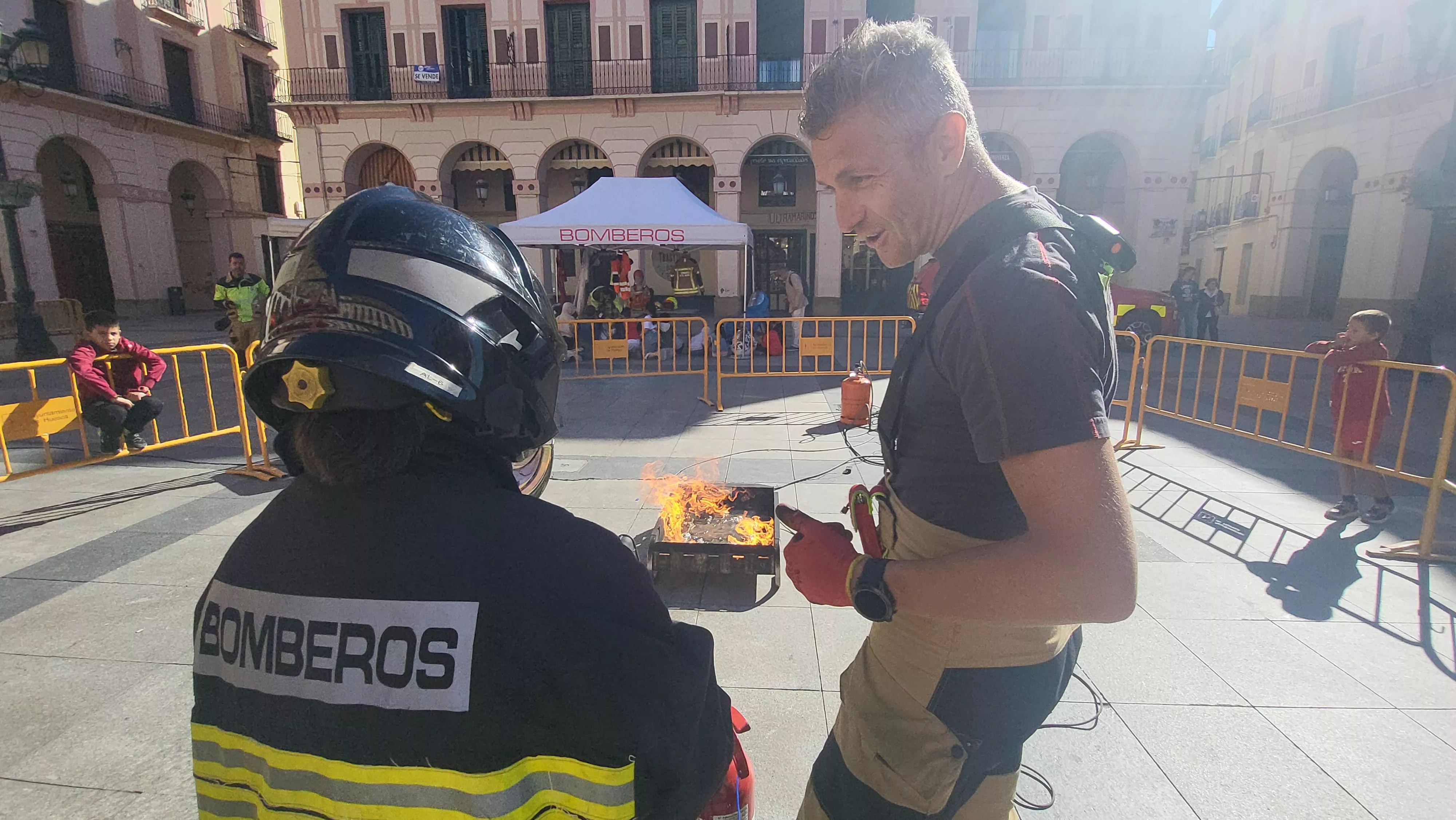 Escolares participan con los bomberos en las actividades de la Semana de Prevención de Incendios en Huesca. Foto Mercedes Manterola