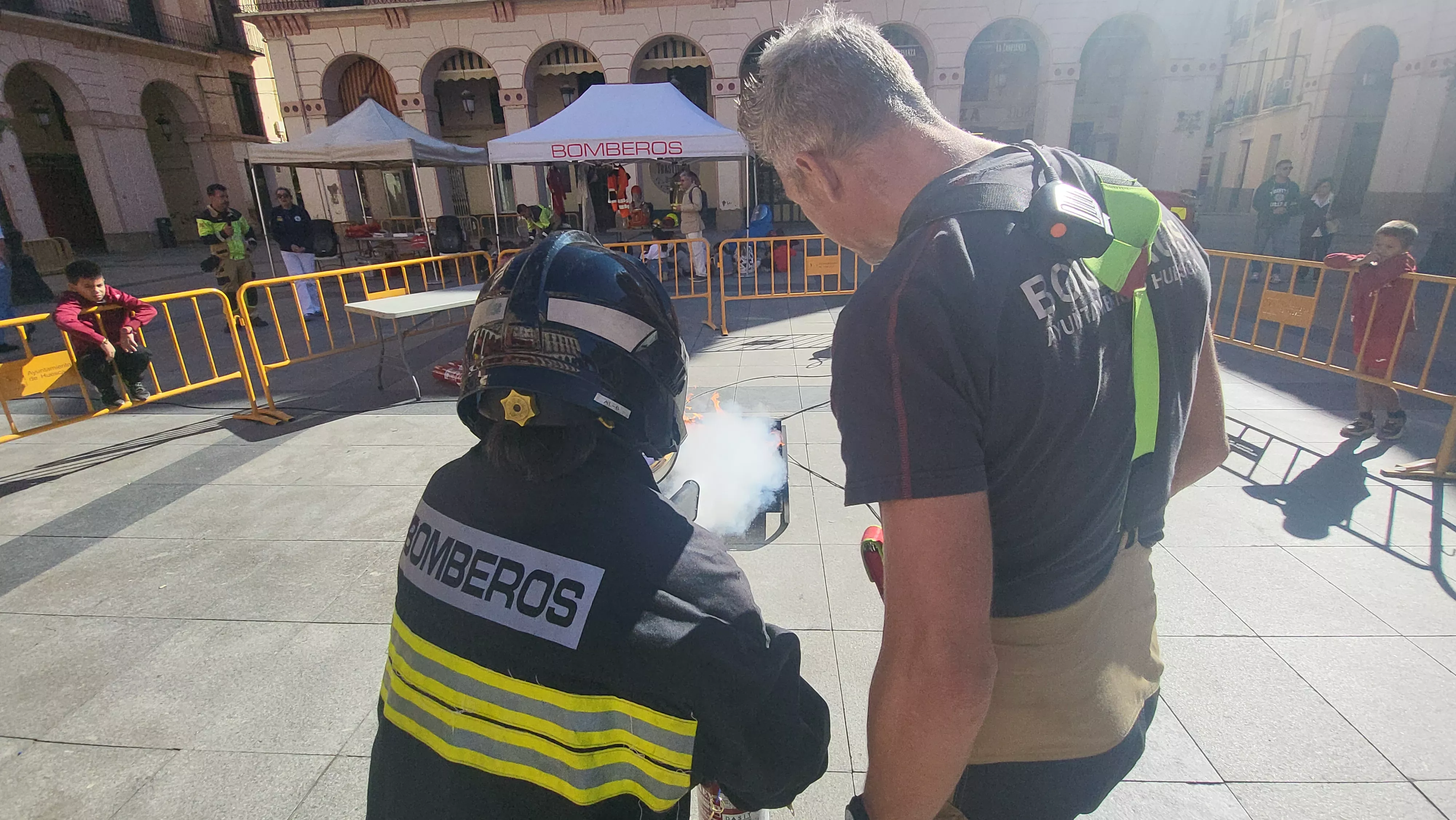 Escolares participan con los bomberos en las actividades de la Semana de Prevención de Incendios en Huesca. Foto Mercedes Manterola